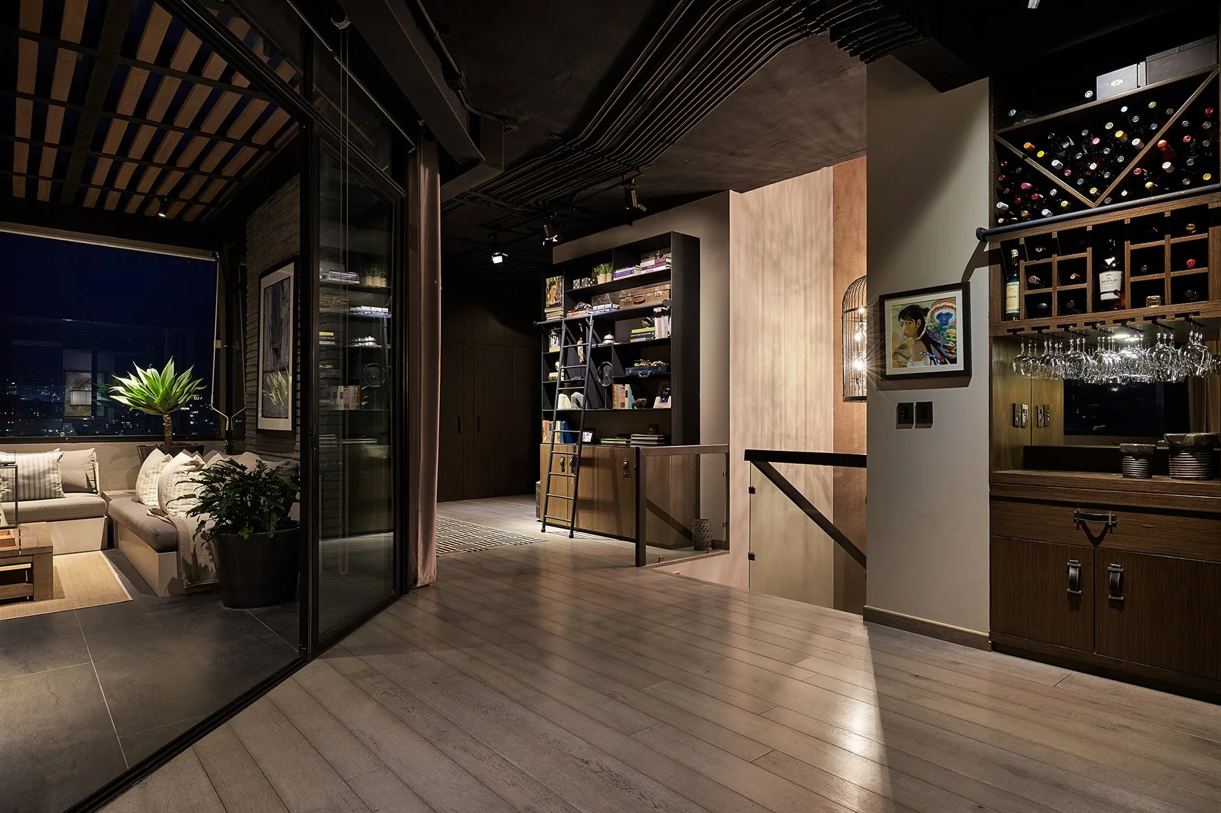 Interior de apartamento con sala, estanterías y áreas de bar, decorado moderno con iluminación cálida