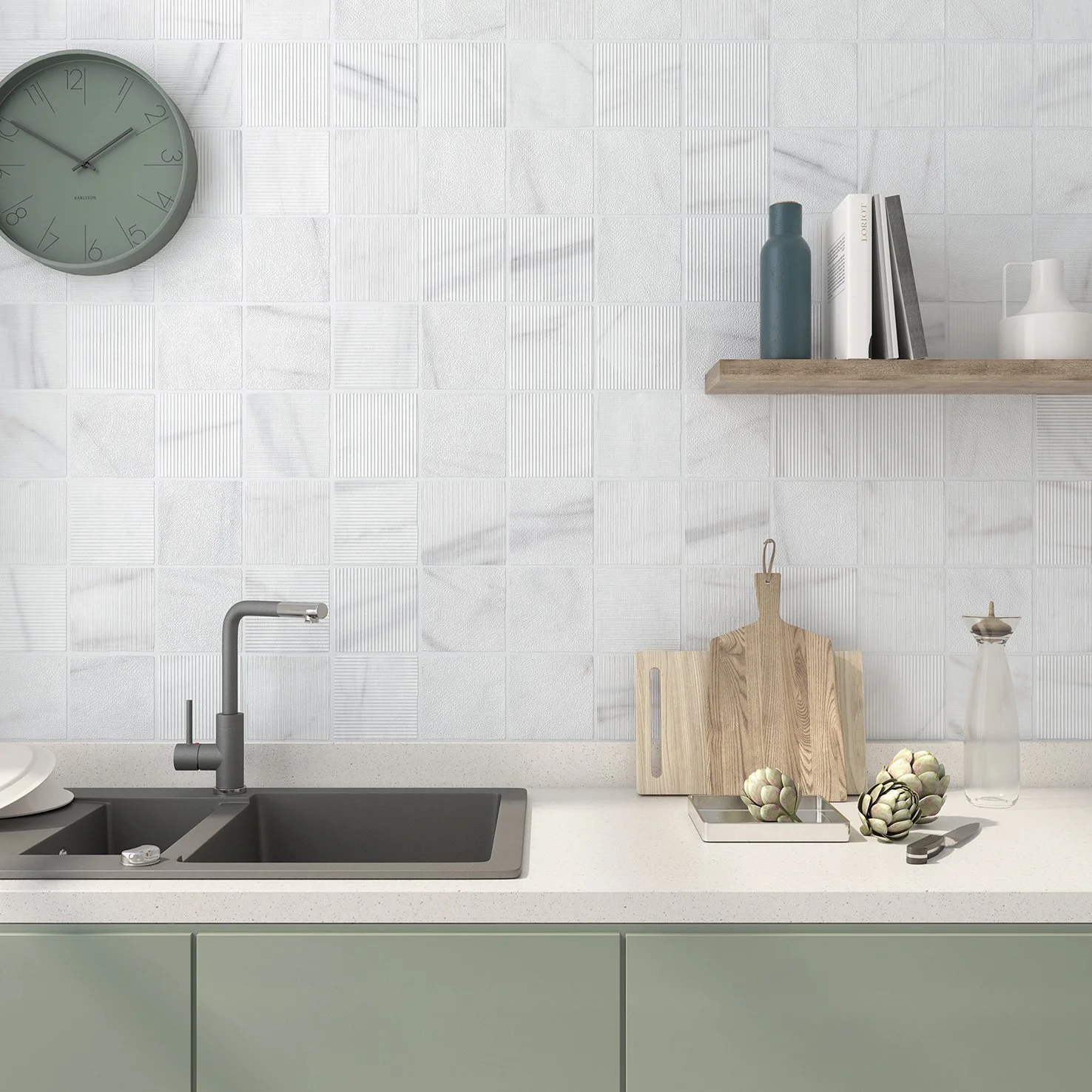 Vista de una cocina moderna con lavabo de doble cubeta, estantes con libros y decoraciones, y utensilios de cocina, en tonos suaves y minimalistas.