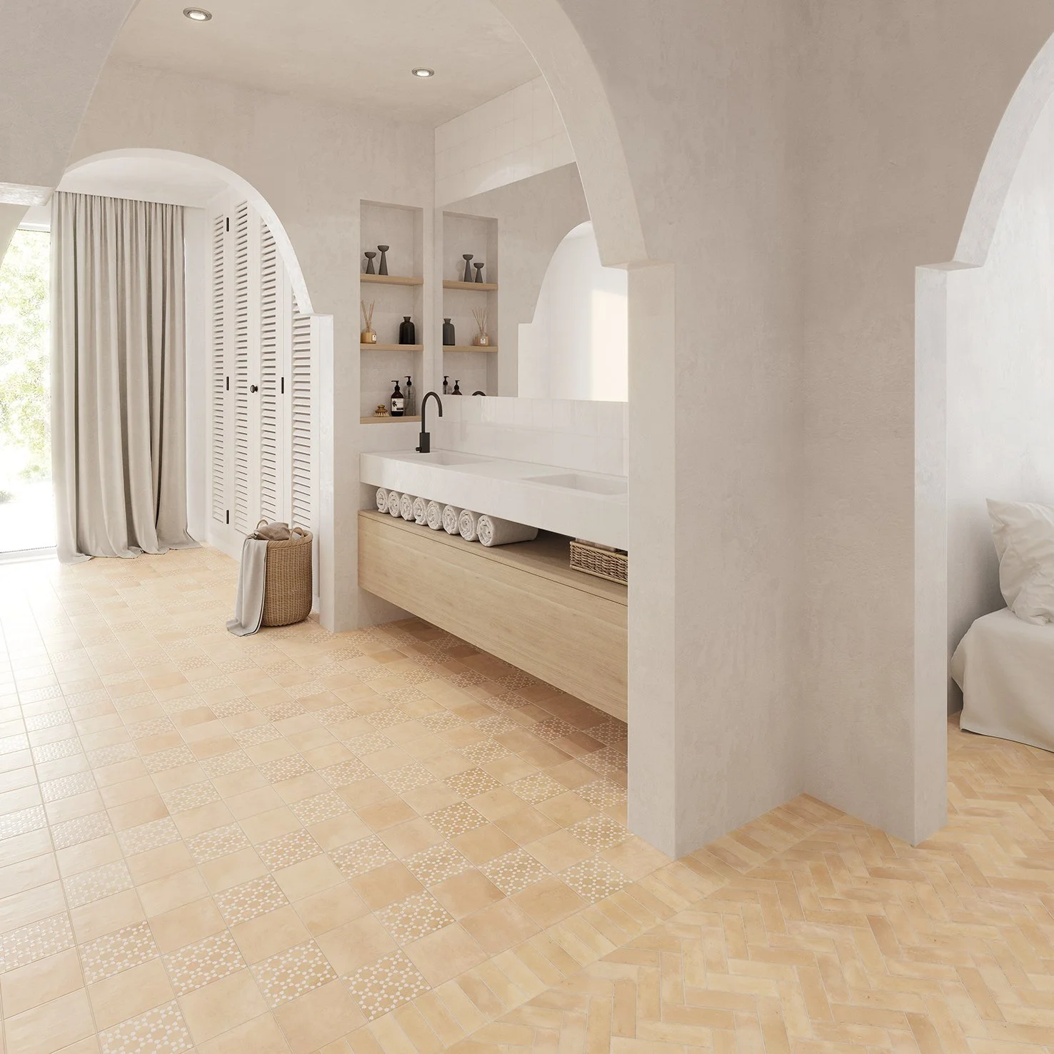 Interiores de una habitación con un diseño minimalista en tonos claros, incluyendo una pared con estantes y una ventana con cortinas, junto a un área de lavadero con toallas y accesorios de baño.
