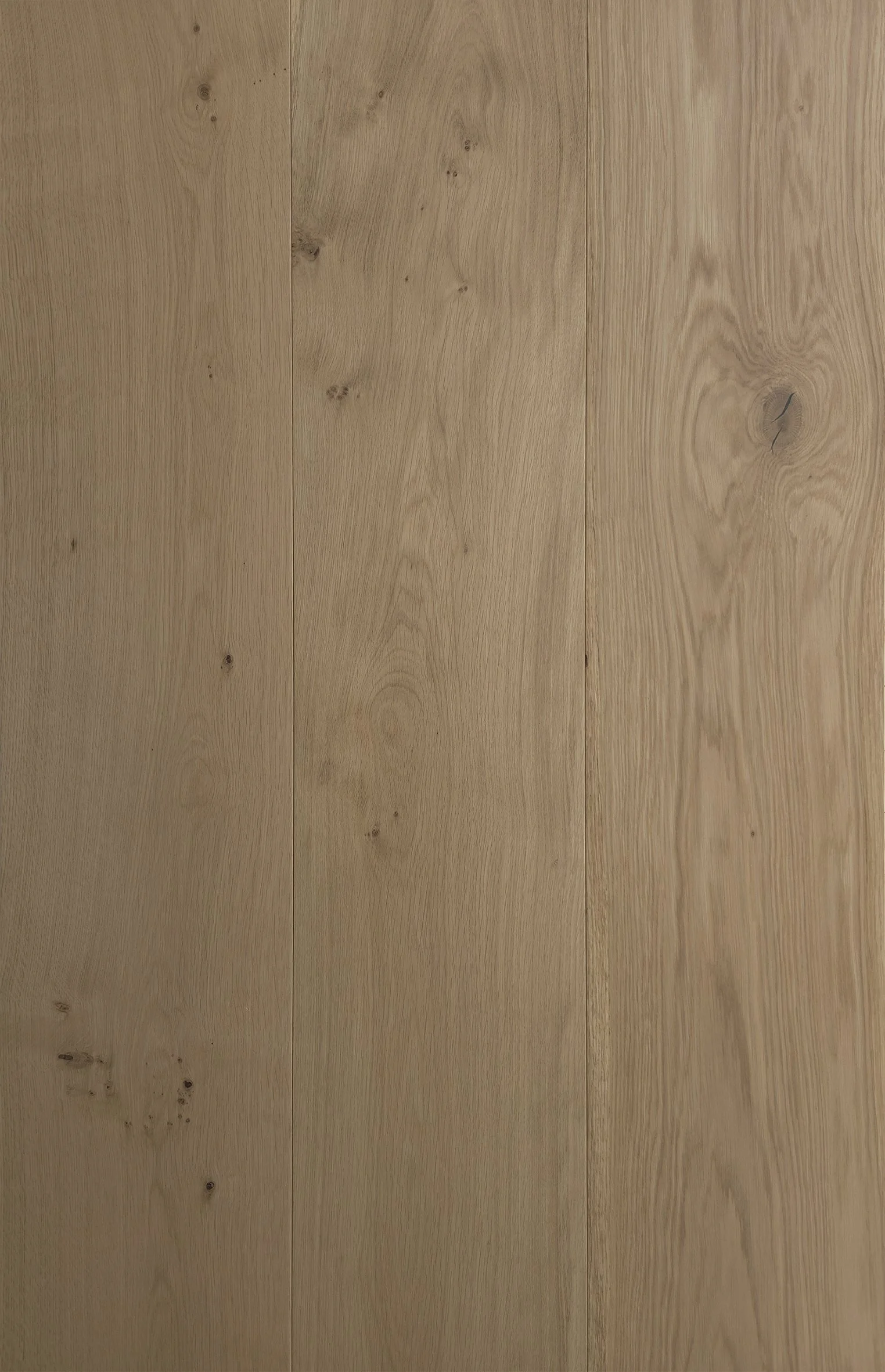 Imagen de una superficie de madera clara con vetas y nudos visibles.