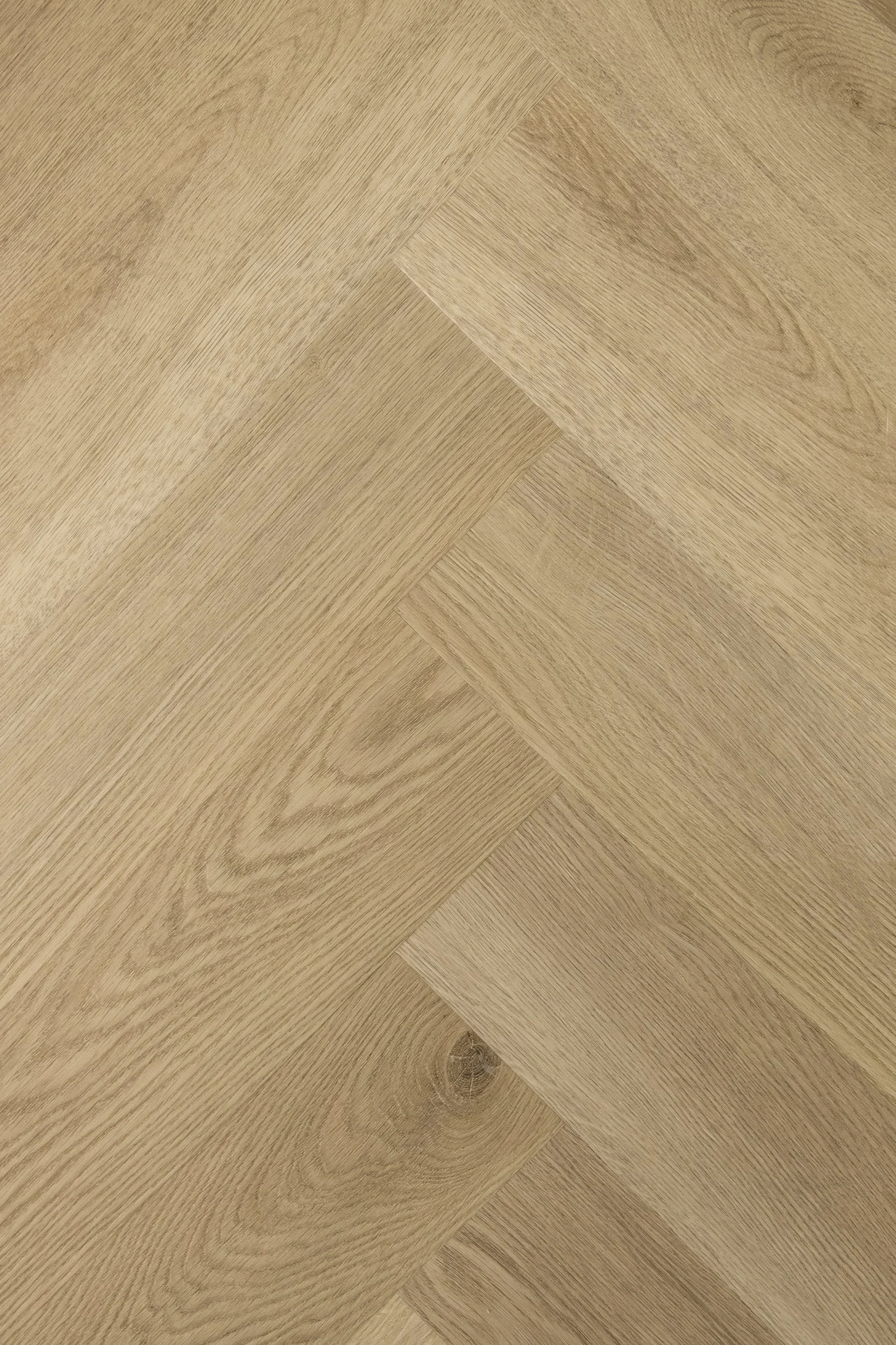 Vista de un piso de madera con patrón en espiga.