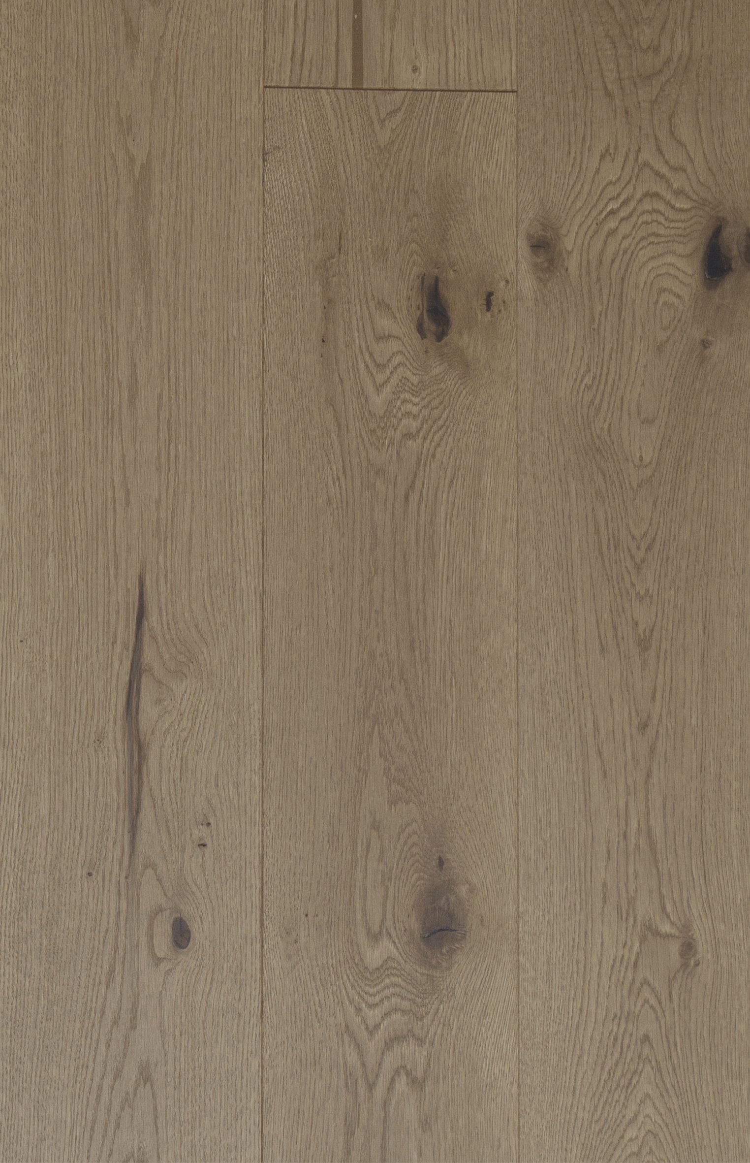 Tabla de madera con vetas y nudos naturales.
