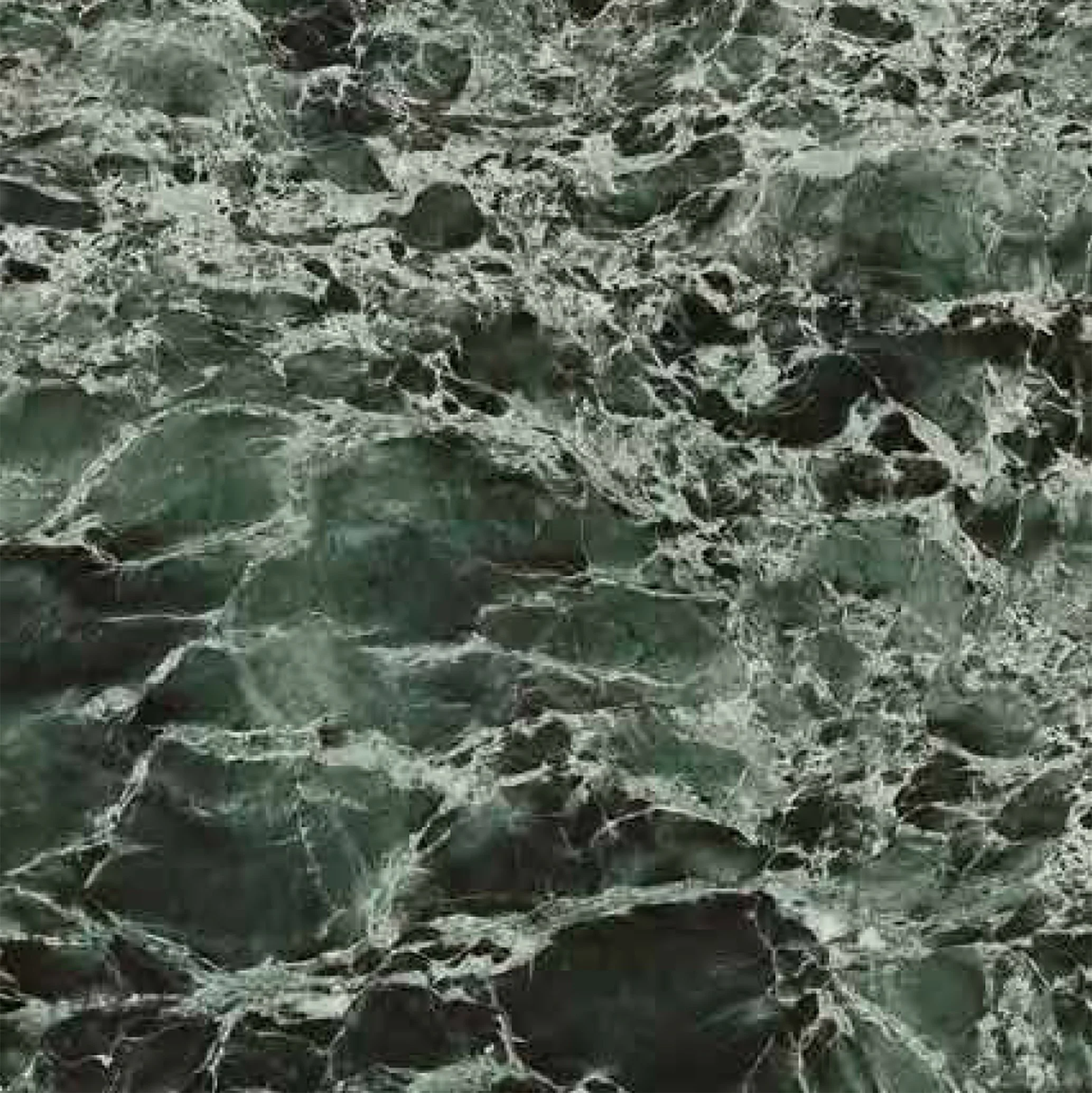Mármol verde oscuro con vetas blancas y negras.