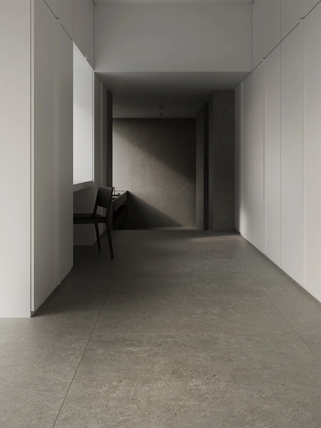 Interiores minimalistas con paredes blancas y gris oscuro, con una silla negra cerca de una ventana y un pasillo en el fondo.