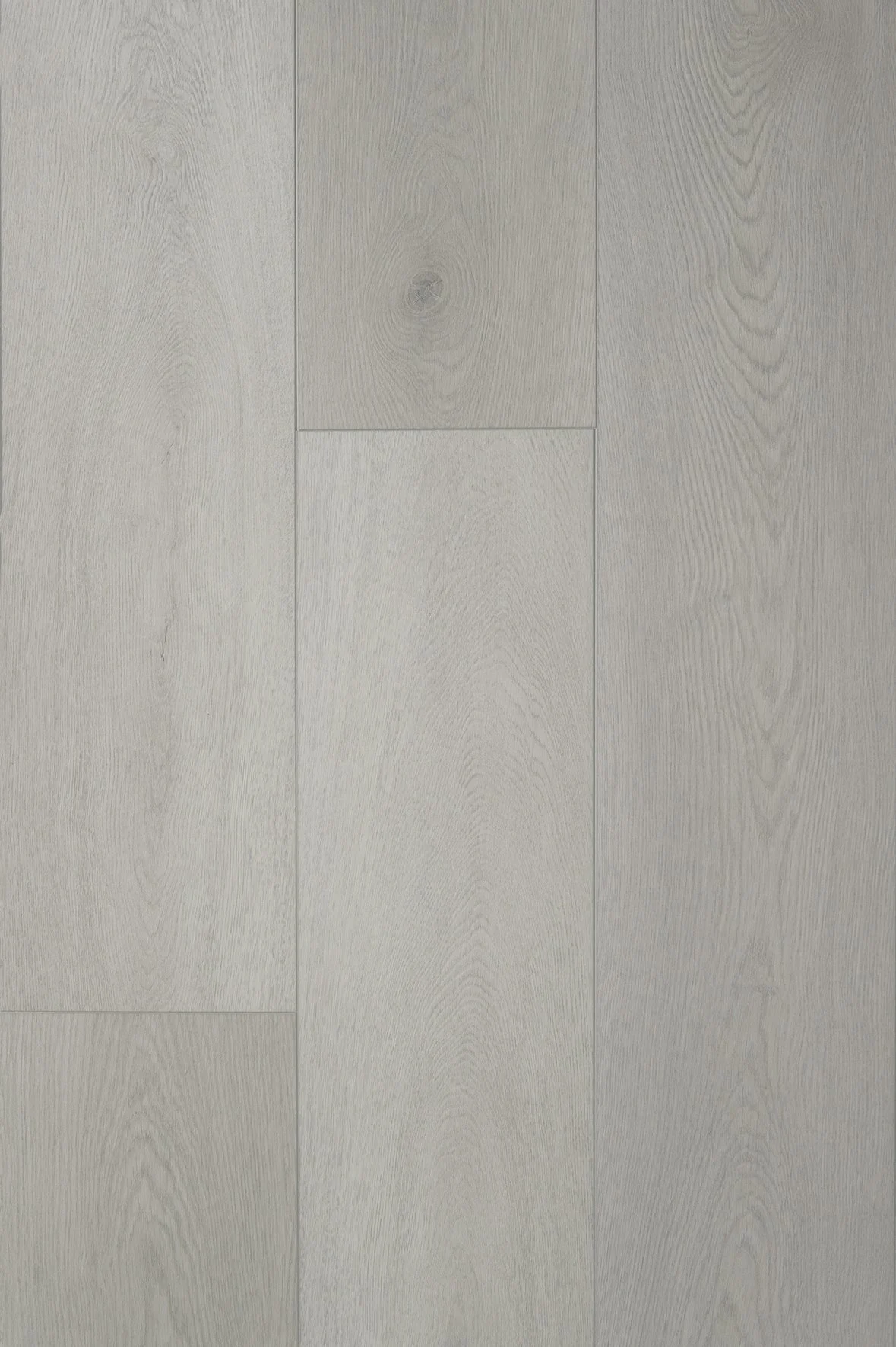 Piso de madera de color claro con vetas visibles y patrones naturales