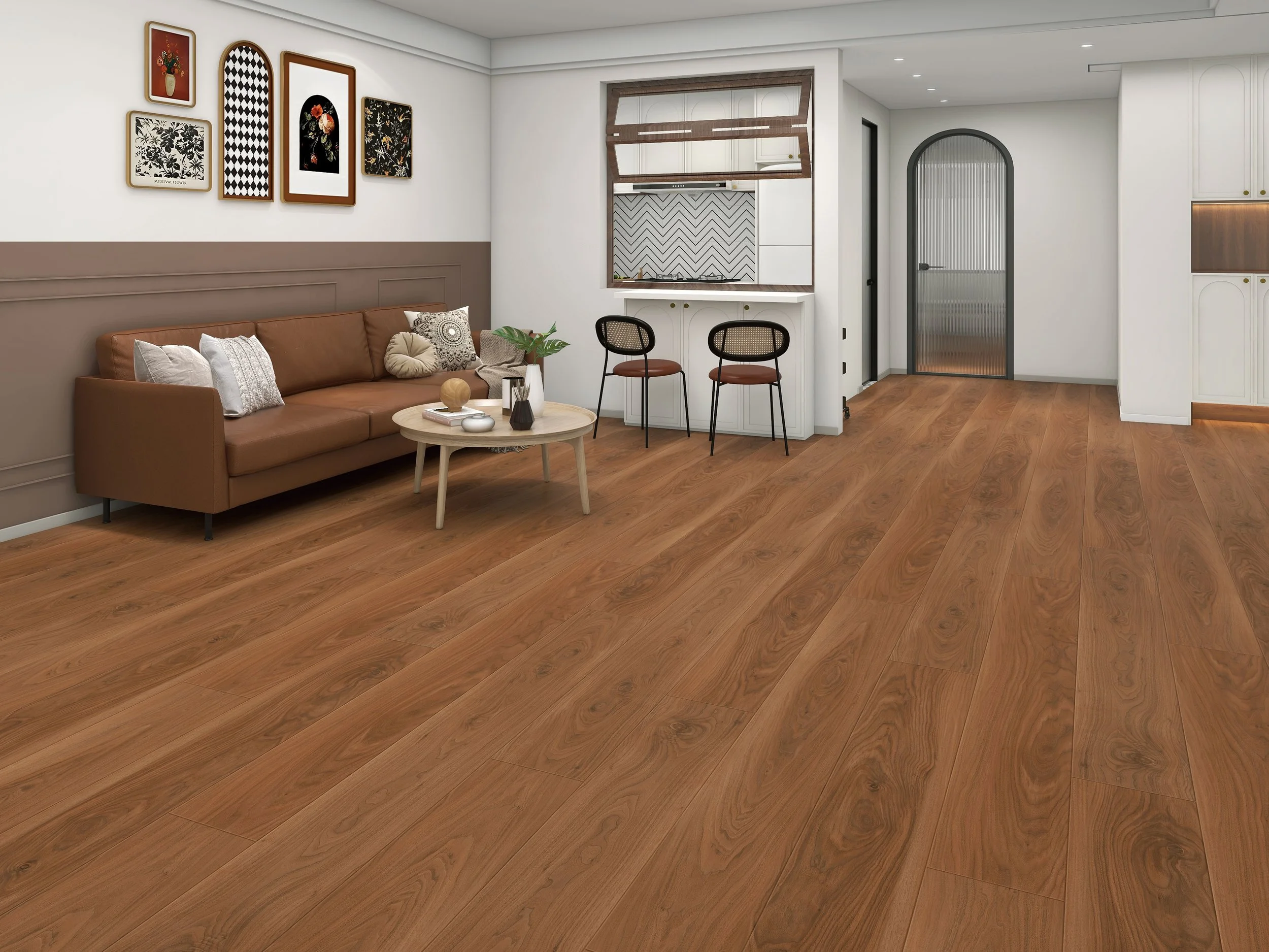 Sala de estar con piso de madera, sofá café, mesa de centro de madera, cuadros decorativos en la pared, área de cocina con barra y sillas, y puerta de vidrio.