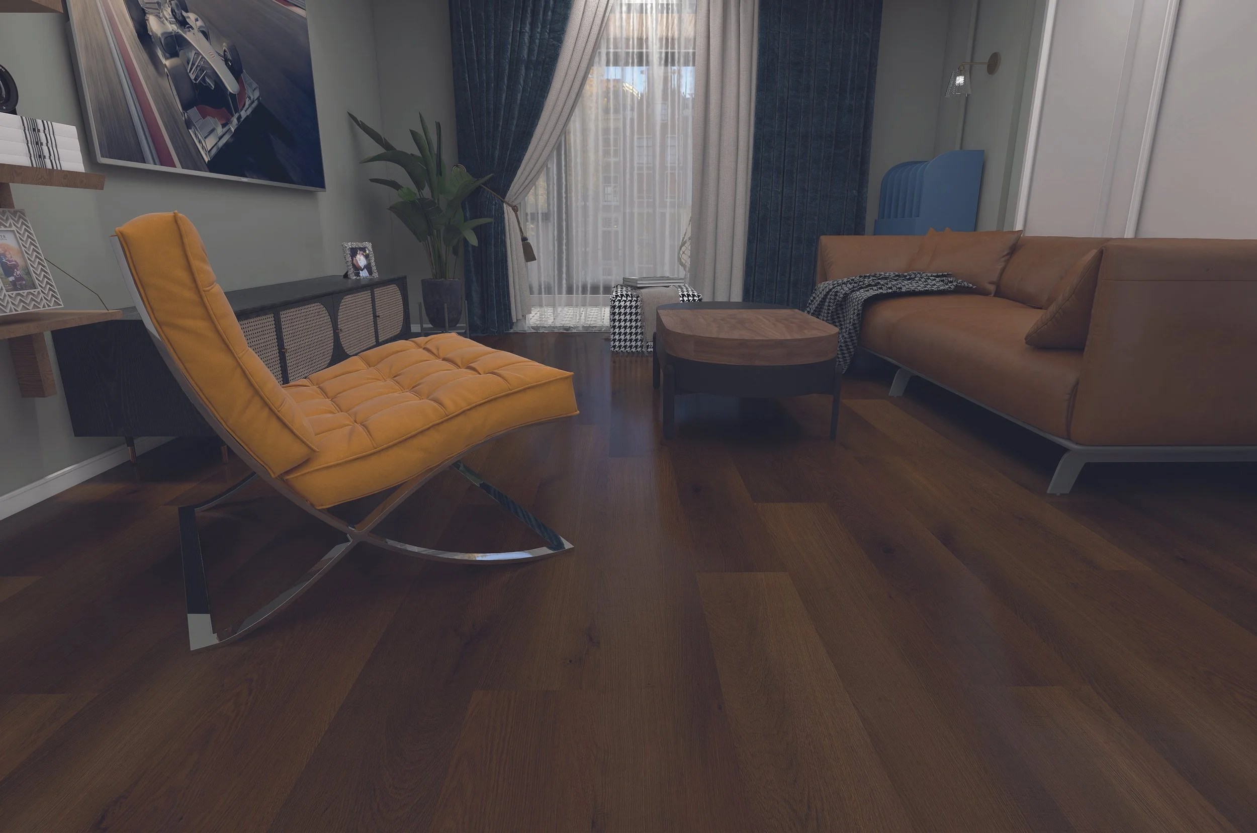 Sala de estar con sillón naranja, sofá beige, mesa de madera redonda, cortinas azules y blancas, plantas y marcos de fotos.