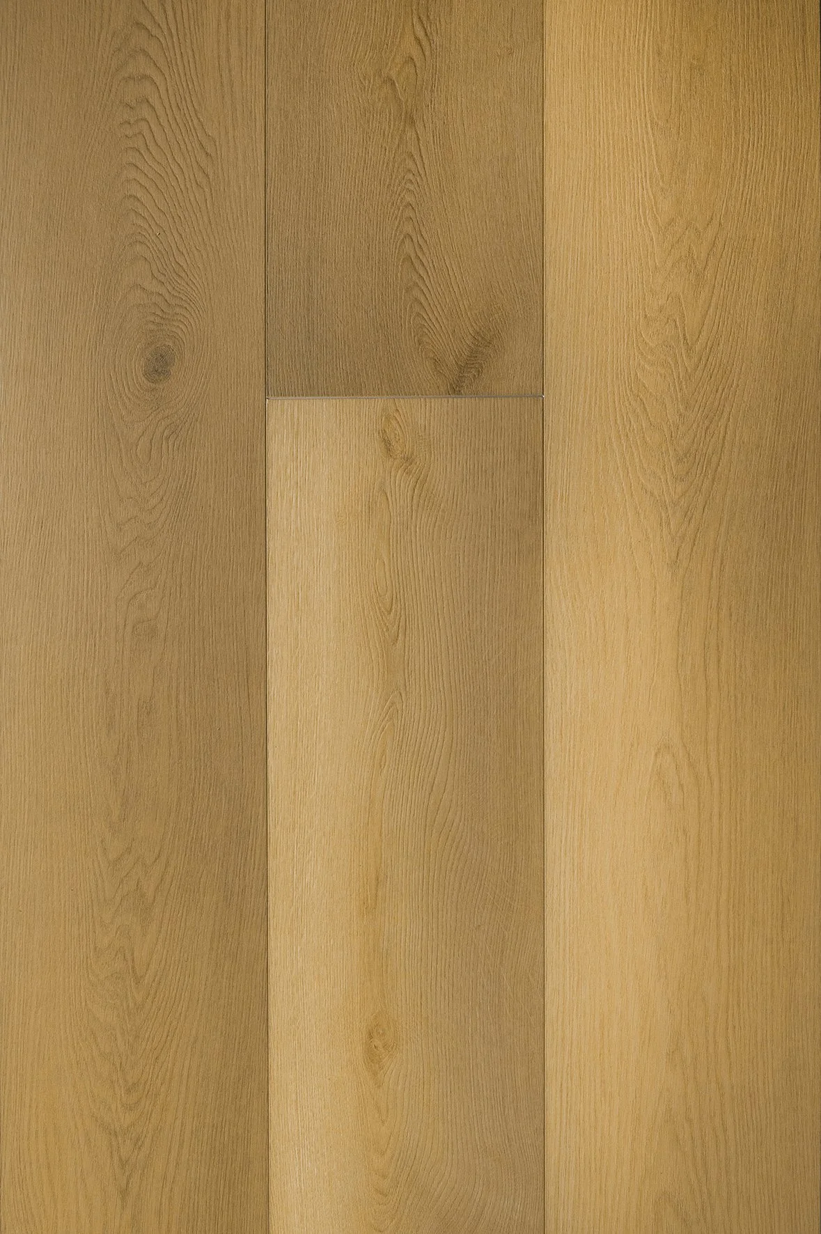 Madera de color clara con vetas visibles y textura de paneles de piso o pared.