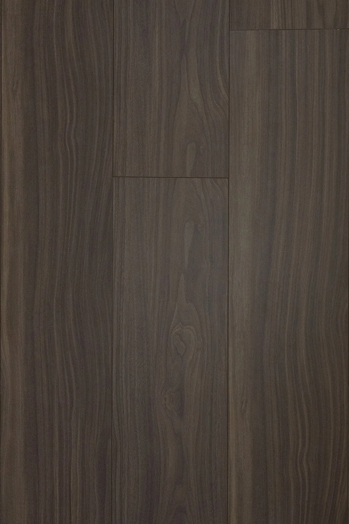 Superficie de suelo de madera en tonos oscuros con vetas y textura visible.