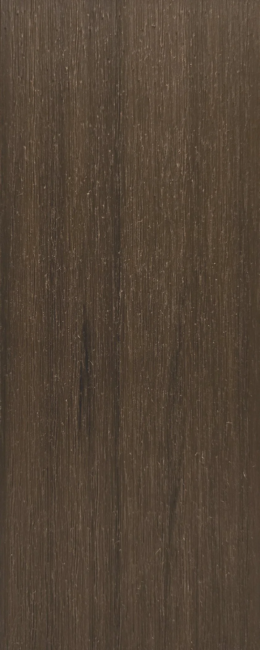 Superficie de madera oscura con textura visible y vetas.