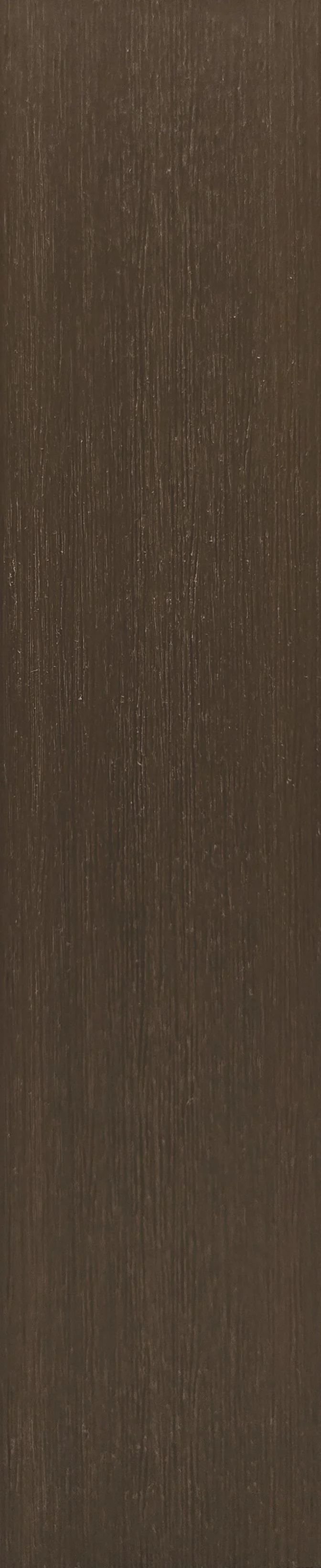 Puerta de madera oscura con textura visible.