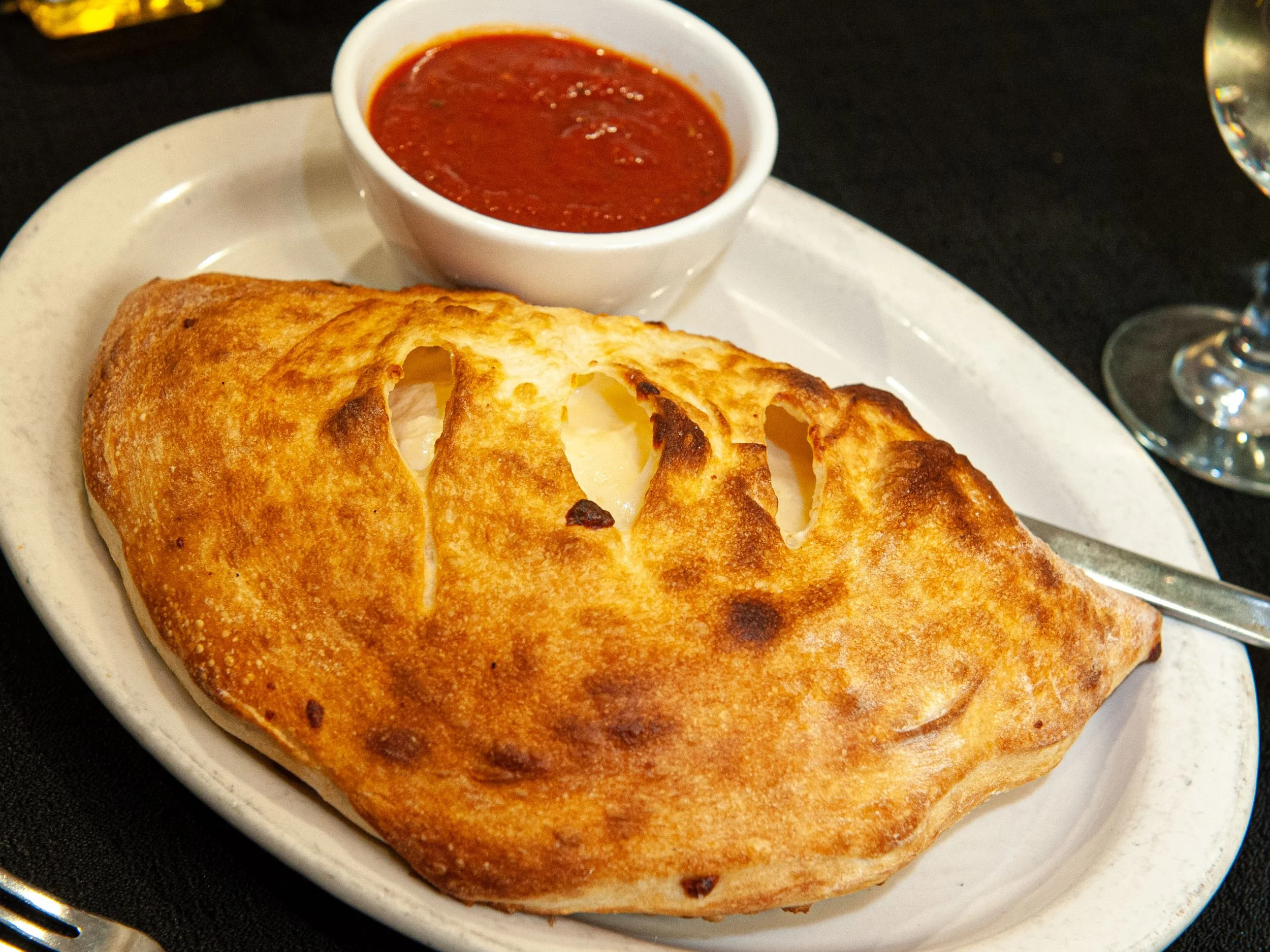 AlbertosPizzeriaItalianRestaurant_Calzone_1.jpg