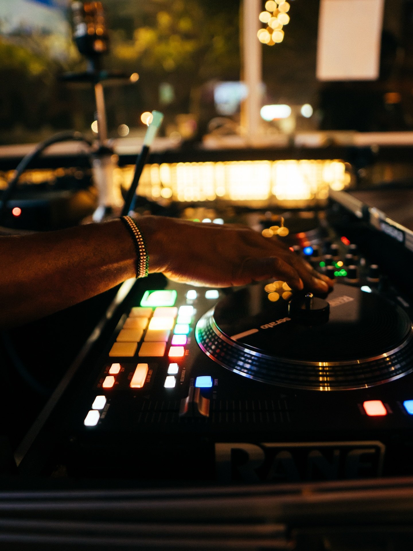 NYE is HERE 🥂✨ Ring in the New Year the Kings Cave way with @sicvic816, @djtrapdallas &amp; @theylovedjnuvo 🎧🔥

DJs all night, champagne toast at midnight 🍾, kitchen open late &amp; FREE parking.

Pull up. Turn up. Countdown with us.

#NYE #NYEDa