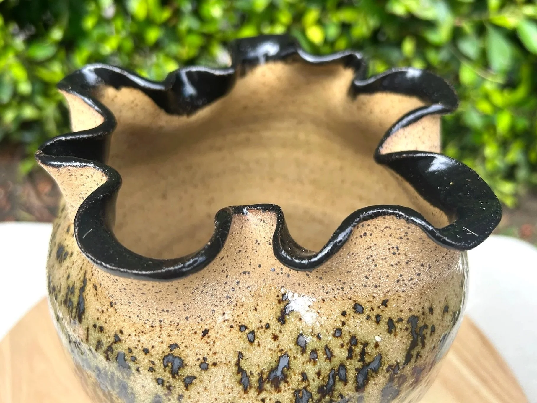 scalloped_rim_vase_05.jpg