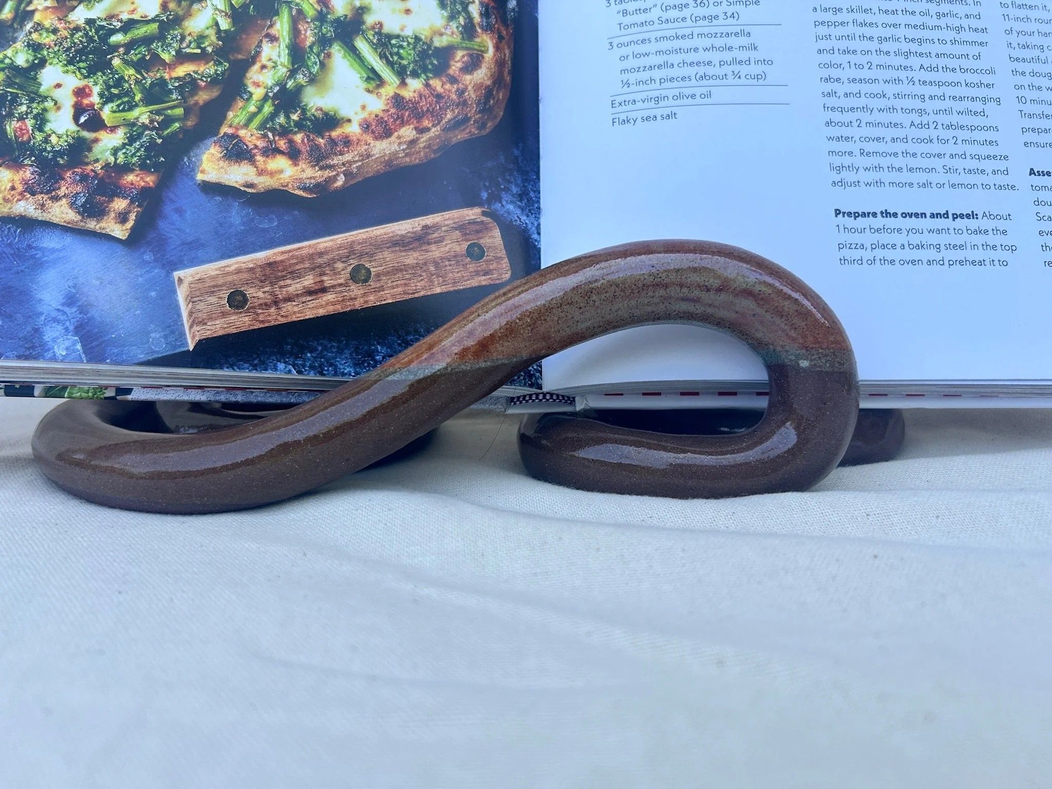 brown_squiggle_stand_01.jpg