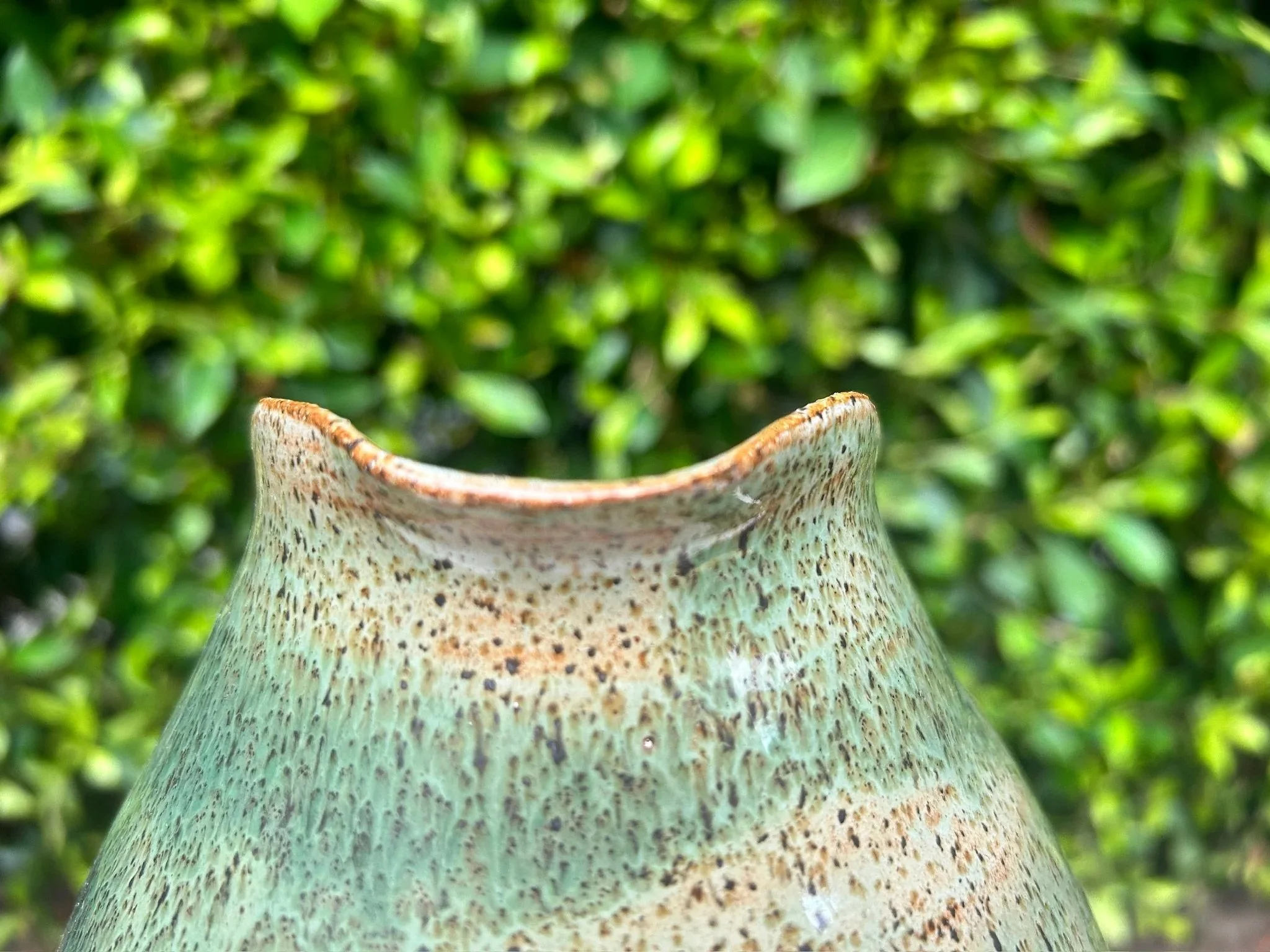 green_tan_vase_08.jpg