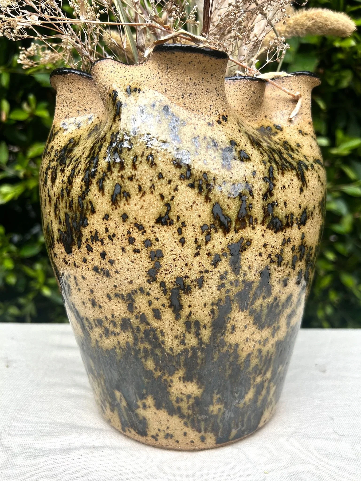 scalloped_rim_vase_01.jpg