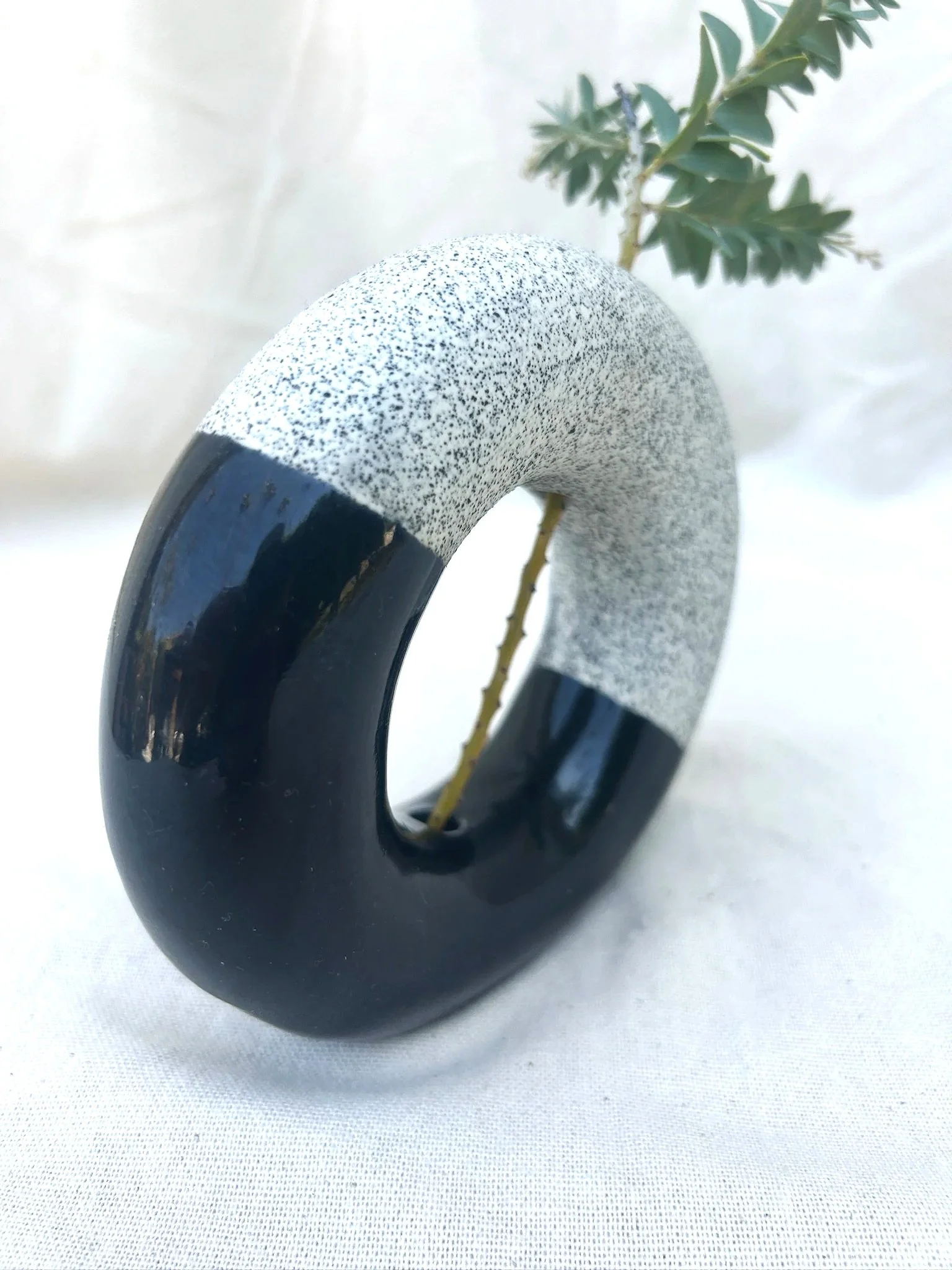 navy_pepper_ring_vase_03.jpg
