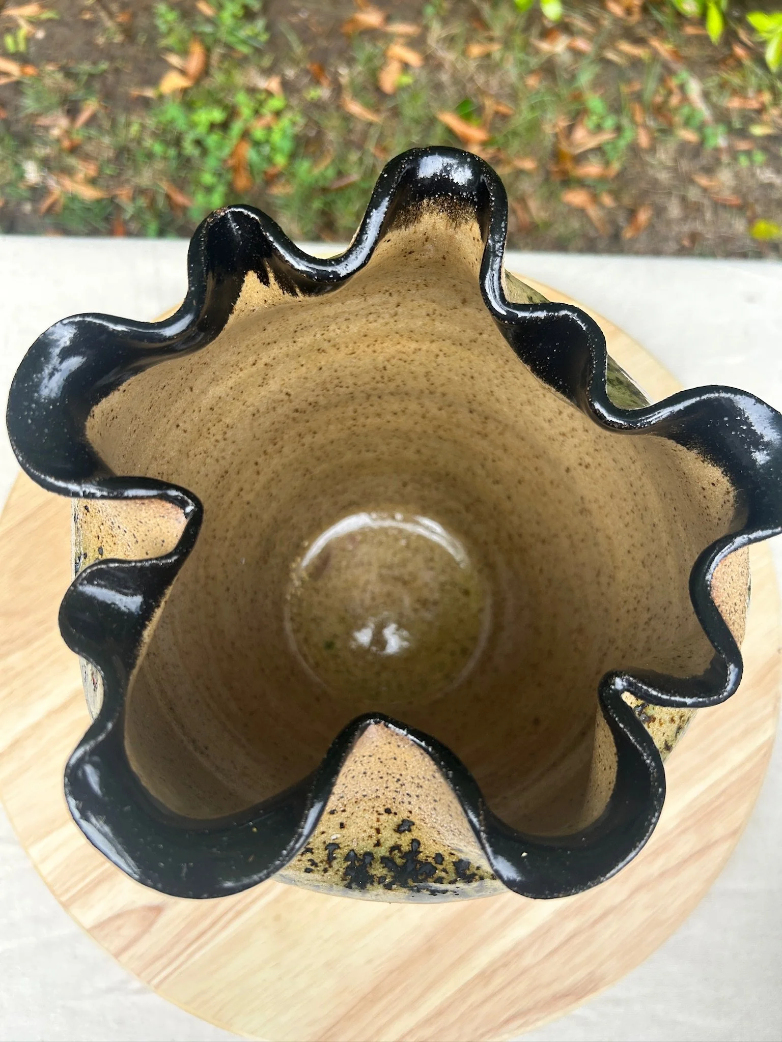 scalloped_rim_vase_04.jpg