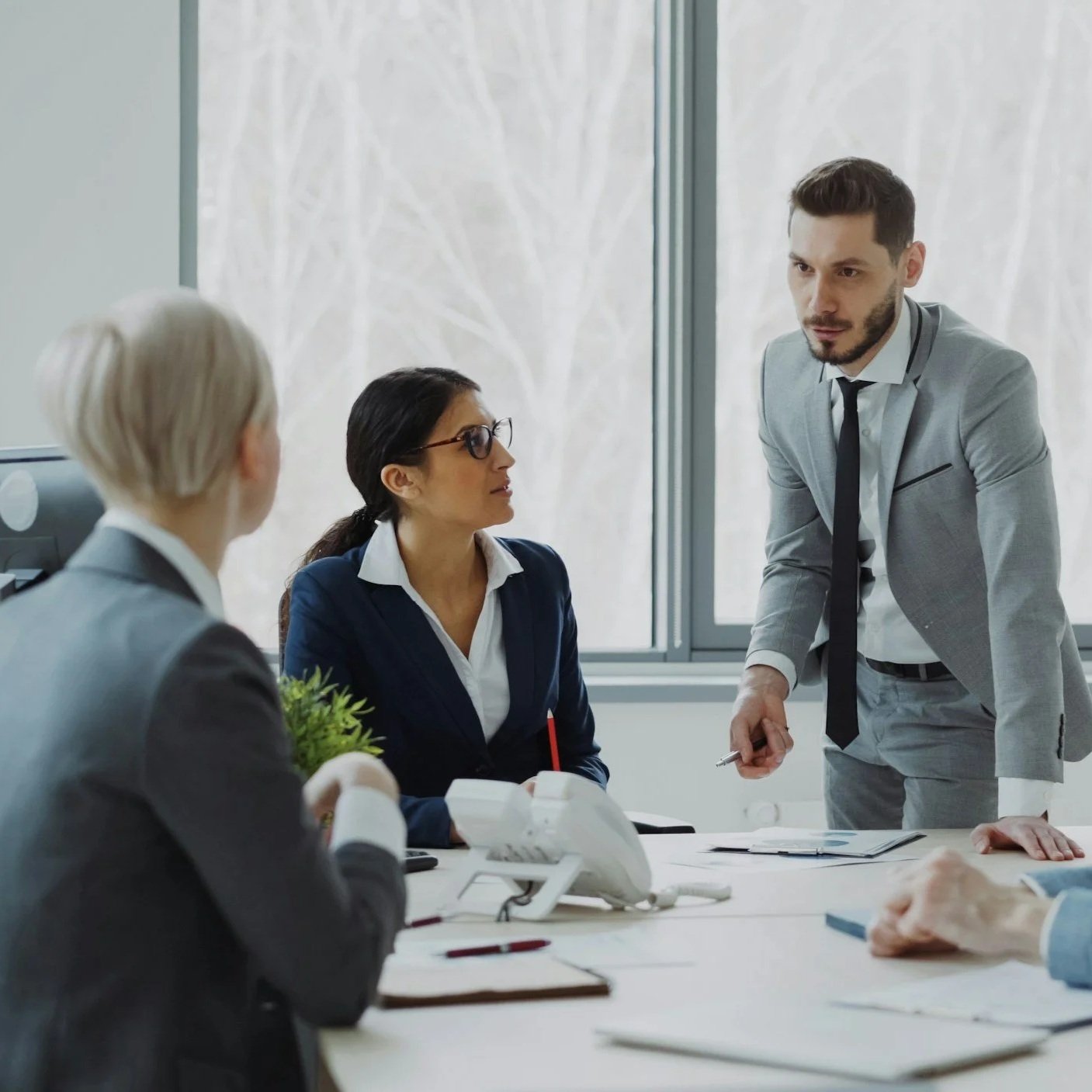 What's the Difference Between a Broker and an Agent?