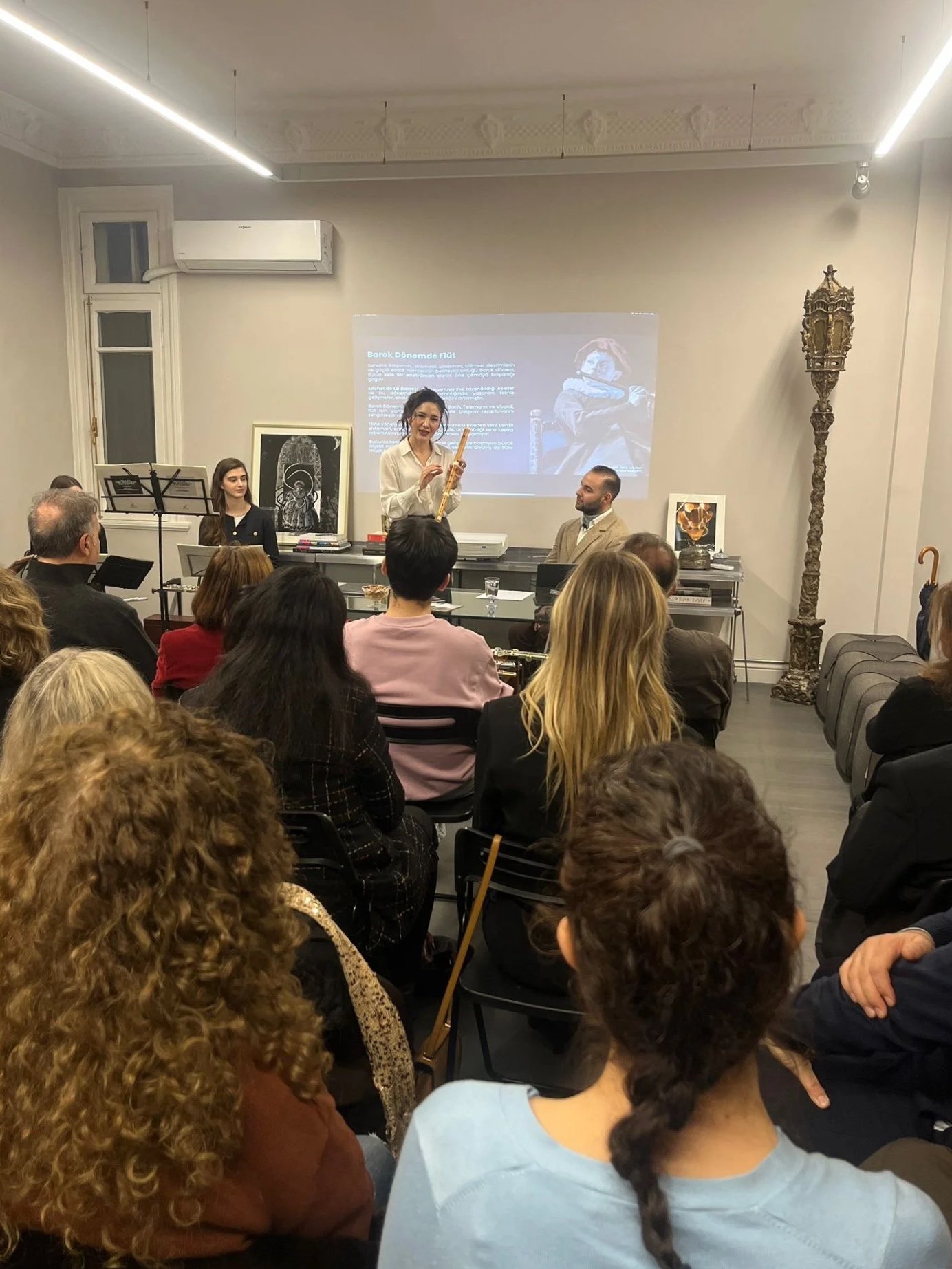 Doç. Aslıhan And Say farklı flüt çeşitleri hakkında bilgiler aktarıyor.