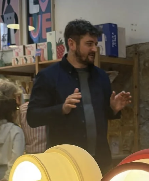 Logotipo de KAU que presenta las letras 'KA' en la fila superior y 'ZU' en la fila inferior, en color verde azulado sobre fondo blanco.