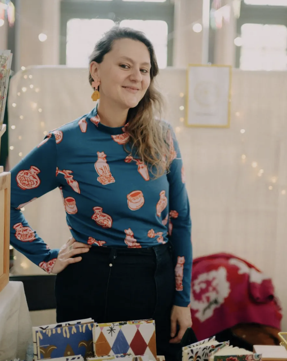 Logotipo con las letras 'KAZU' en color verde con fondo blanco.