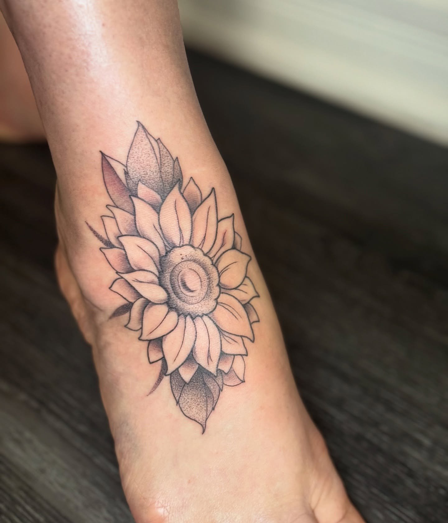 🌻✨

I am so honoured to have been able to do these meaningful pieces for @the_sassygardener last week! The sunflower is based off a drawing that @jaz.matesa would do as a child, and the signature is her late mother&rsquo;s 💜

Thanks Ana for trustin