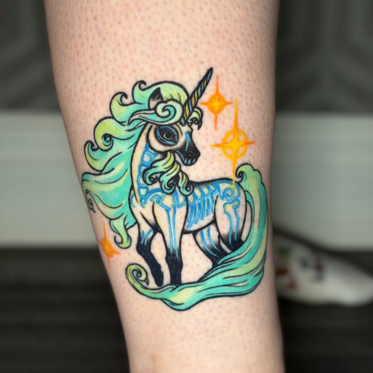 💀🦄✨

I was able to snap a picture of this fully healed #skeletonunicorn for @steph.kuzyk the other day! I absolutely love this color palette!

Doing flash is fun, but it&rsquo;s so rewarding when I&rsquo;m able to collaborate on an idea with someon