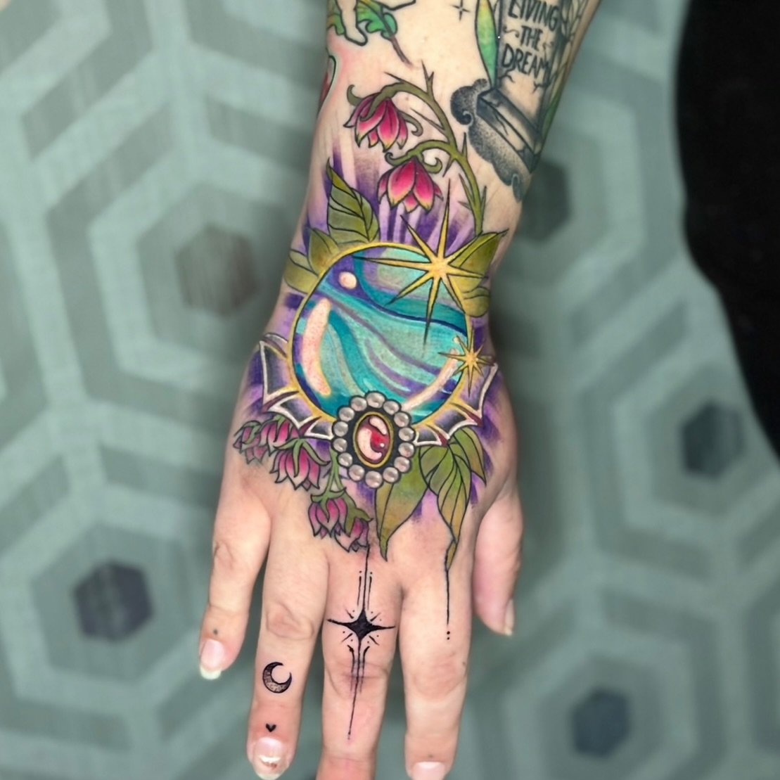🔮✨

Finished up this hand piece and added some super cute finger tattoos for the GOAT (and honorary GP fam member) @jaz.matesa &mdash; peep the teeny tiny heart on the cuticle!

It&rsquo;s always mind blowing to me that I&rsquo;ve already been tatto