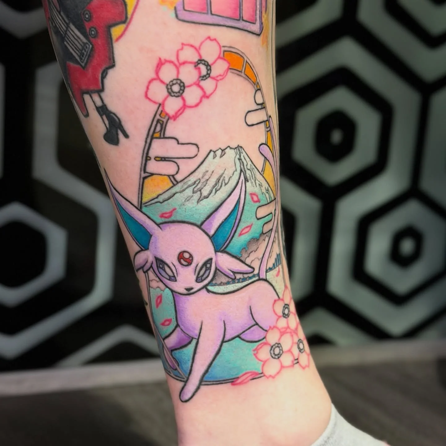🌄

Added some more to this #wip #Espeon (from my flash) for the best @sarahhisrael the other day! Sarah has been getting tattooed by me since my apprenticeship and easily has some of my all time favourite tattoos in her collection 🩵 I always look f