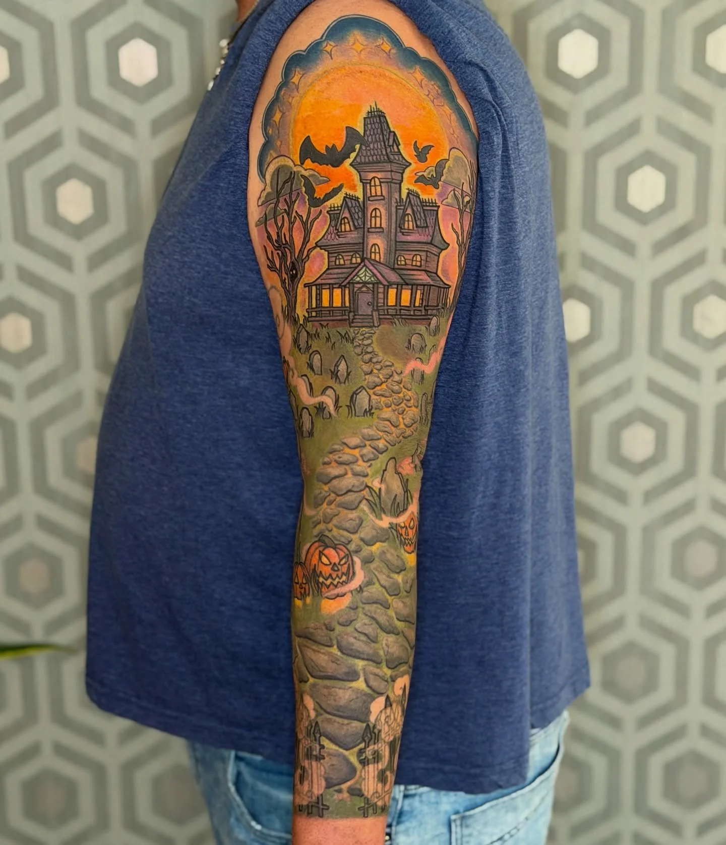 🪦🎃

Finally finished up this 90&rsquo;s aesthetic Halloween sleeve awhile back! Some of this project was done with stencils while others were drawn on. Majority is healed with some minor touch ups and finishing color in certain areas.

Arron came t