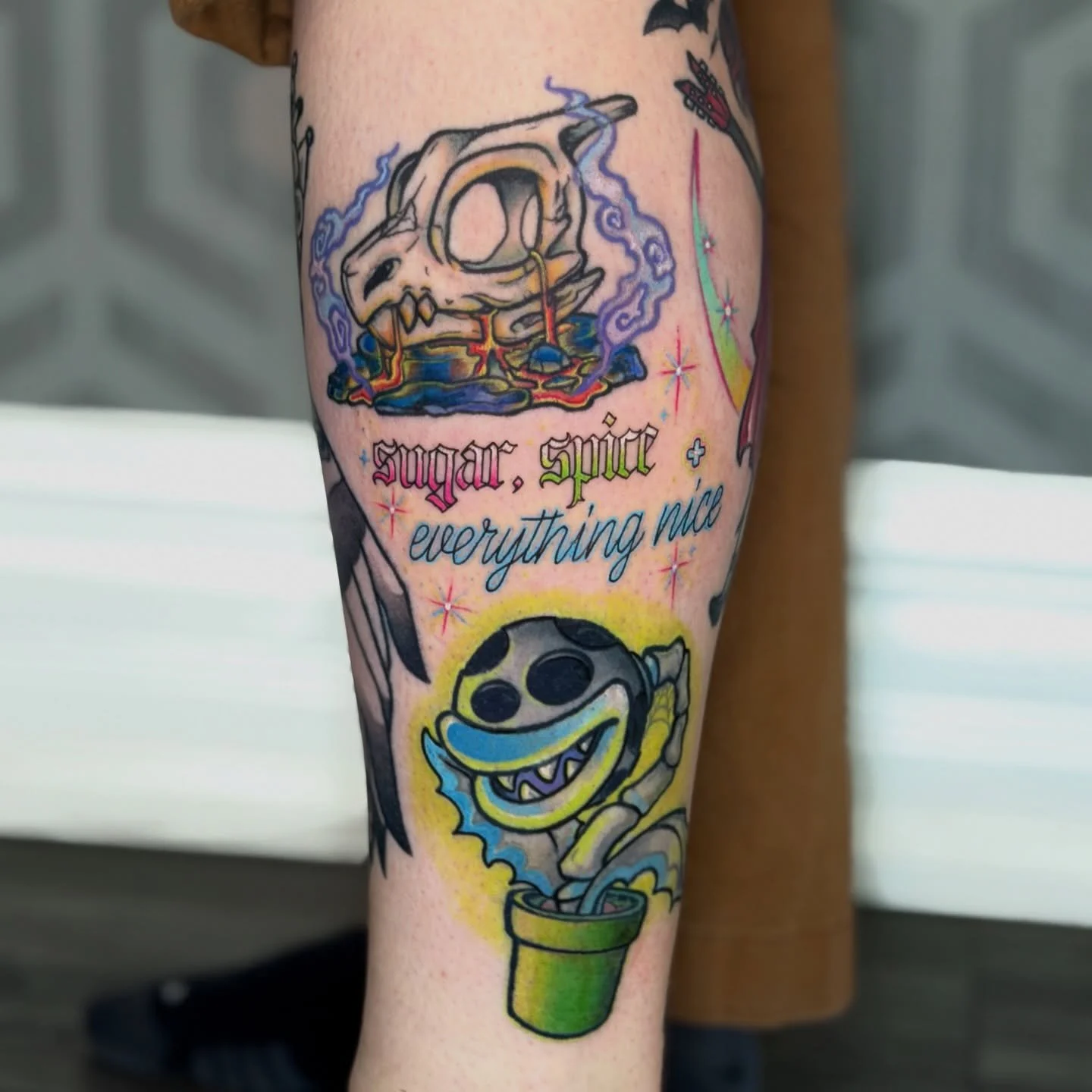 🍭🌶️💖

Sugar, spice &amp; everything nice nestled between charmeleon and a bone piranha plant (both mostly healed, charmeleon&rsquo;s color is fresh and the piranha plant had some wee touch ups) for Sarah! 

Thanks for always sitting like a rock an