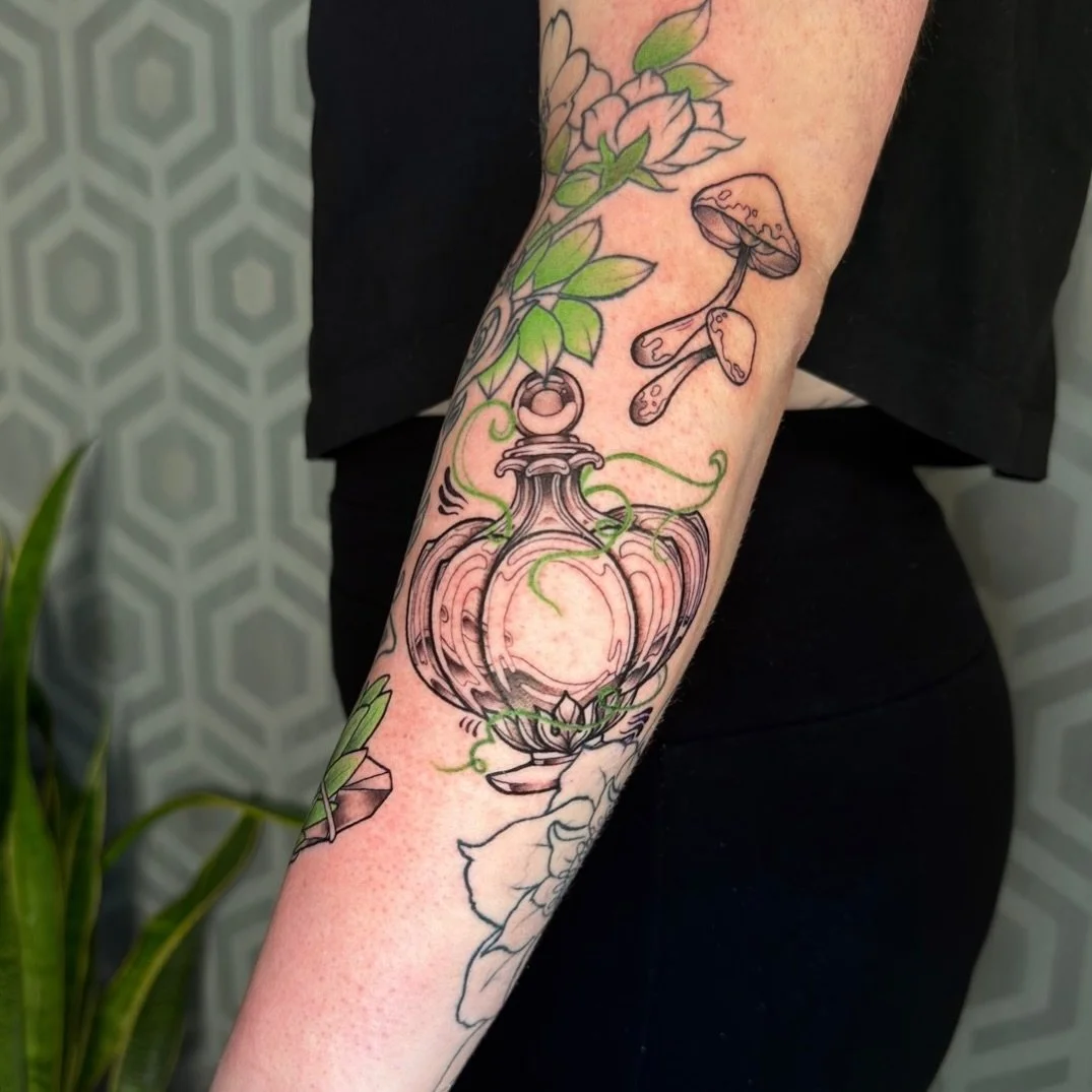 🍄🧪✨

Check out this cool pumpkin potion bottle I recently added to Emilie&rsquo;s patchwork #cottagecore sleeve we&rsquo;ve been working on! Can&rsquo;t wait to add in the rest of the arm and do some color ✨

Thanks Emilie for the trust, and for co