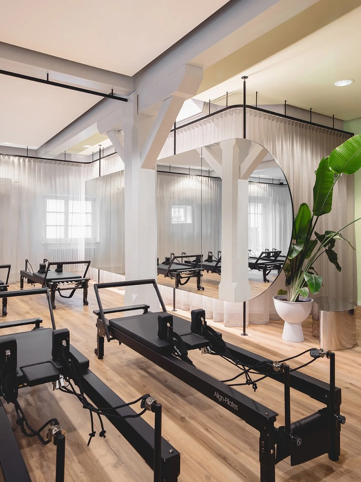 studio five &ndash; ein neues Reformer Pilates Studio im Herzen der Stadt Schorndorf. Ein Ort, an dem Bewegung, Lifestyle &amp; Community zusammenfinden.&nbsp;
&nbsp;
Unser Team steht f&uuml;r moderne Reformer Pilates Methoden, individuelle Betreuung