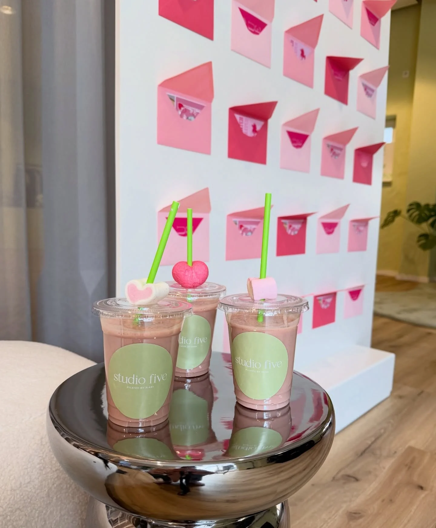 🩷 Valentine&lsquo;s Special 🩷

Am 14.02. erwartet euch im studio five ein Love Booster Shake nach jeder Class. 

Plus: unsere Wall of Love mit s&uuml;&szlig;en K&auml;rtchen zum Mitnehmen oder Beschriften. 

Sichert euch euren Spot ganz einfach &uu