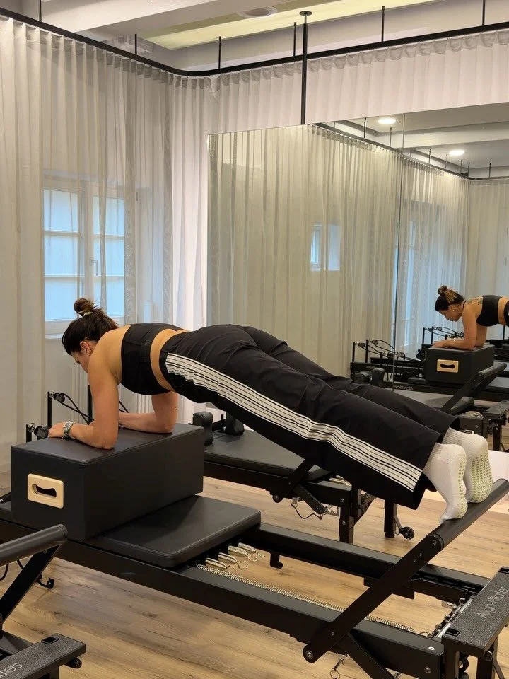 strengthening exercises for core and upper body.🤞🏼

&bull; Bear Hold to Forearm Plank 
&bull; Side Plank with Rotation
&bull; Side Plank with Knee Bend
&bull; Plank Variation
&bull; Plank with Knee Tuck
&bull; Plank with Leg Pulses

www.studio-five