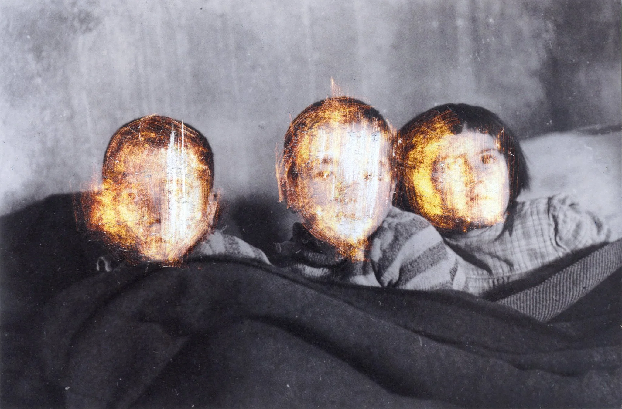 Niños, 2015, foto rayada, 15 × 23 cm. Basada en una fotografía del archivo de Elsa Lüthi‑Ruth