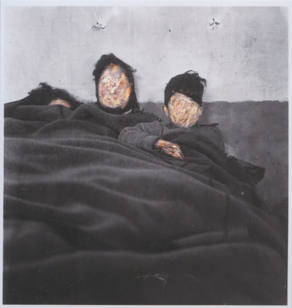 Familia, 2015, fotografía rayada, 10x10 cm. Basada en una foto del archivo de Elsa Lüthi‑Ruth.