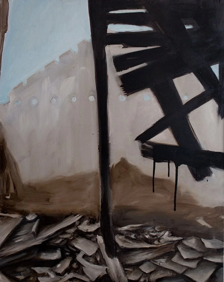 Pintura abstracta con una estructura de madera y escombros en el suelo, tonos oscuros y claros, con un estilo artístico moderno.