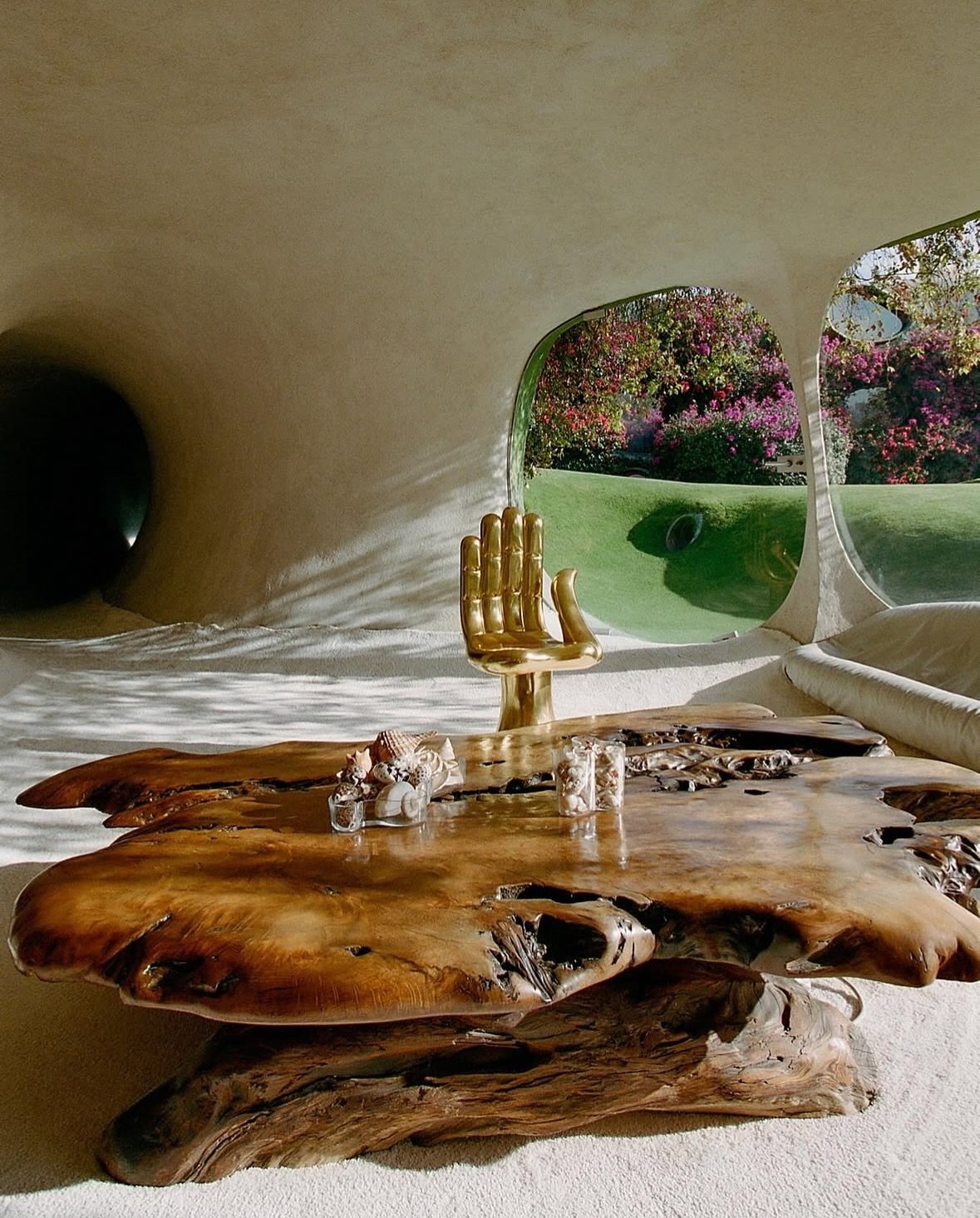 Some yummy Earth Ship homes for Earth Day 🌎 

1. Casa Organica @javiersenosiaina - Naucalpan, Mexico
2. Killian Residence - Robert Harvey Oshatz - Oregon, USA
3. Michael Reynolds - the father of &ldquo;Biotecture&rdquo; - Mostly in NM, USA 
4. Earth