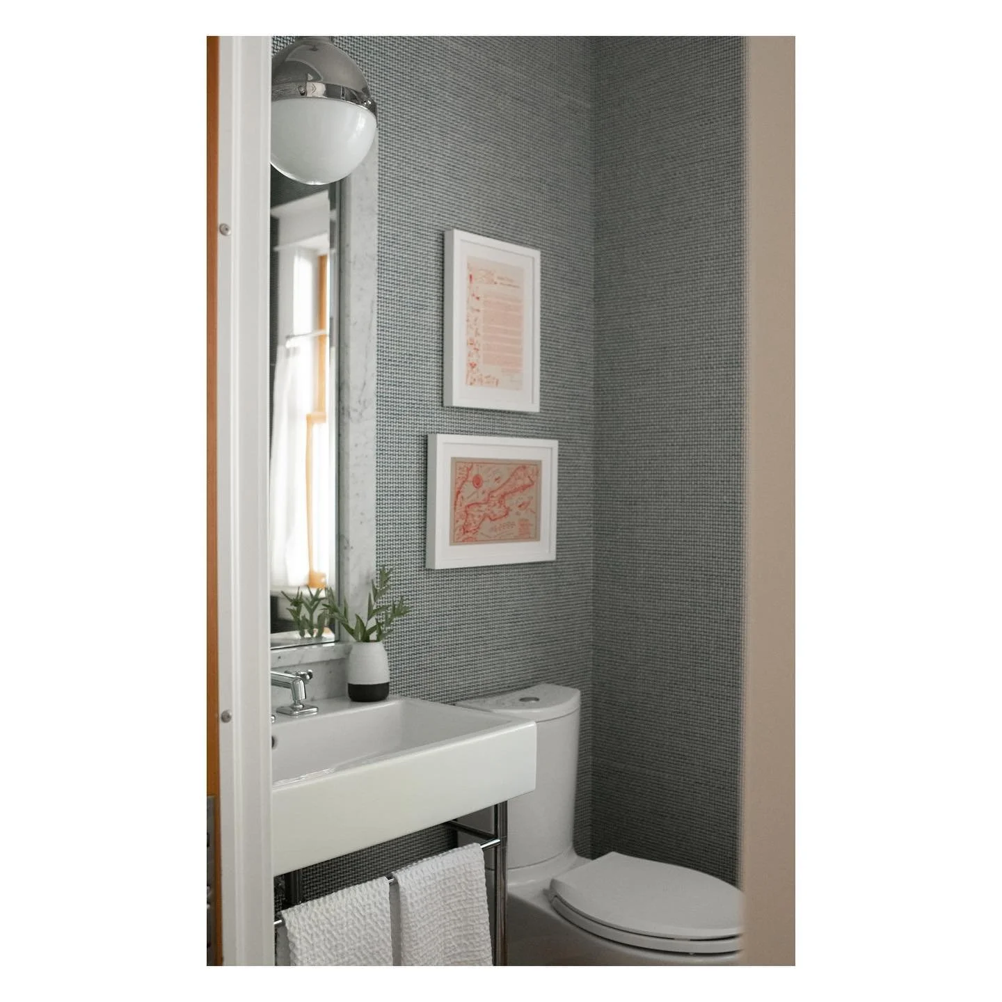 this teeny tiny powder room packs just the right amount of design punch 💥 #ddsprojectchateaumadeline

Interior design: @deluxedesignstudio + @tailored_design_studio
photography: @amandamarieinterior