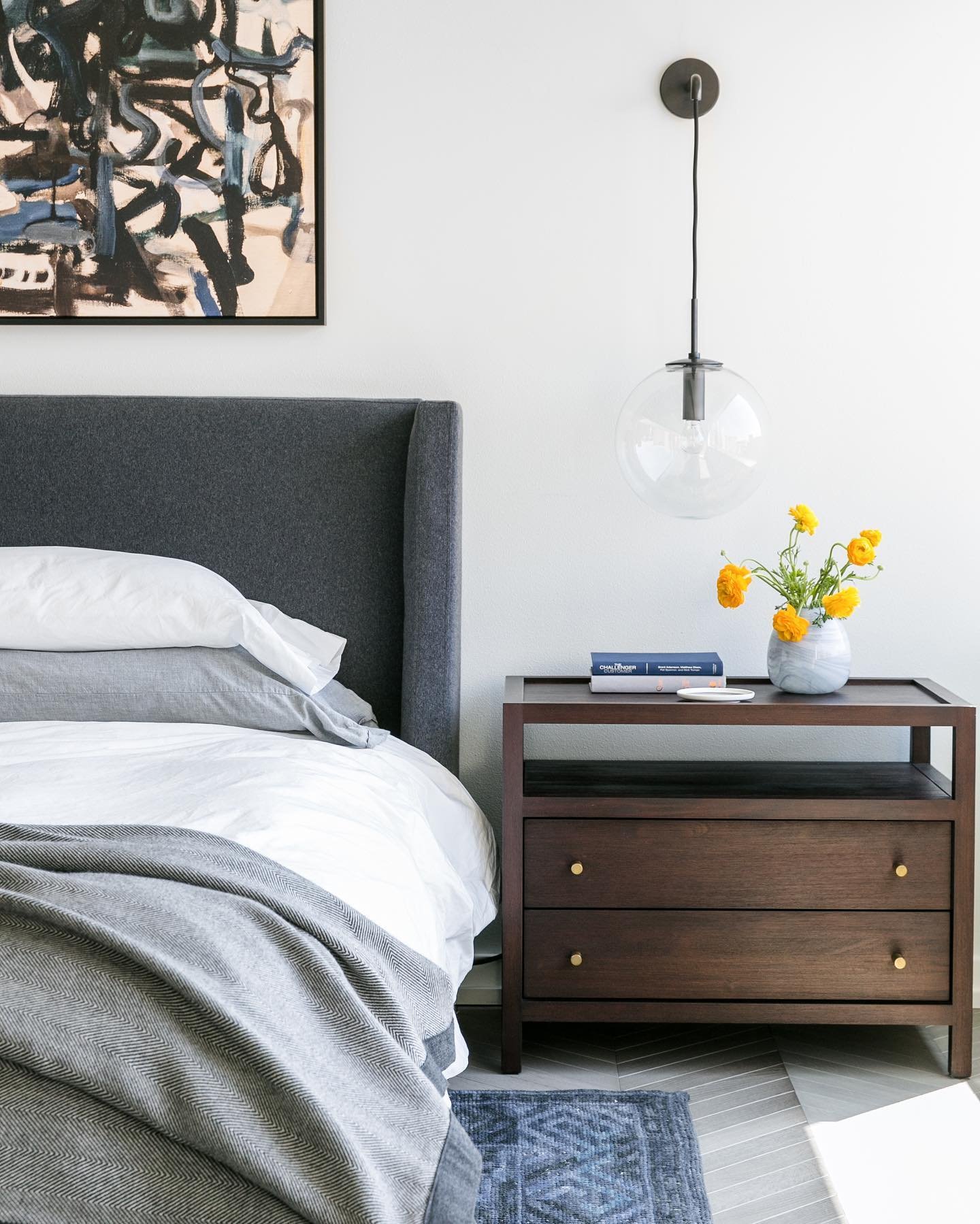 clean + simple&hellip; #ddsprojectcapitolcondo&rsquo;s primary bedroom w/ the best natural light ✨ 

interior design: @deluxedesignstudio 
photography: @meghanmehan