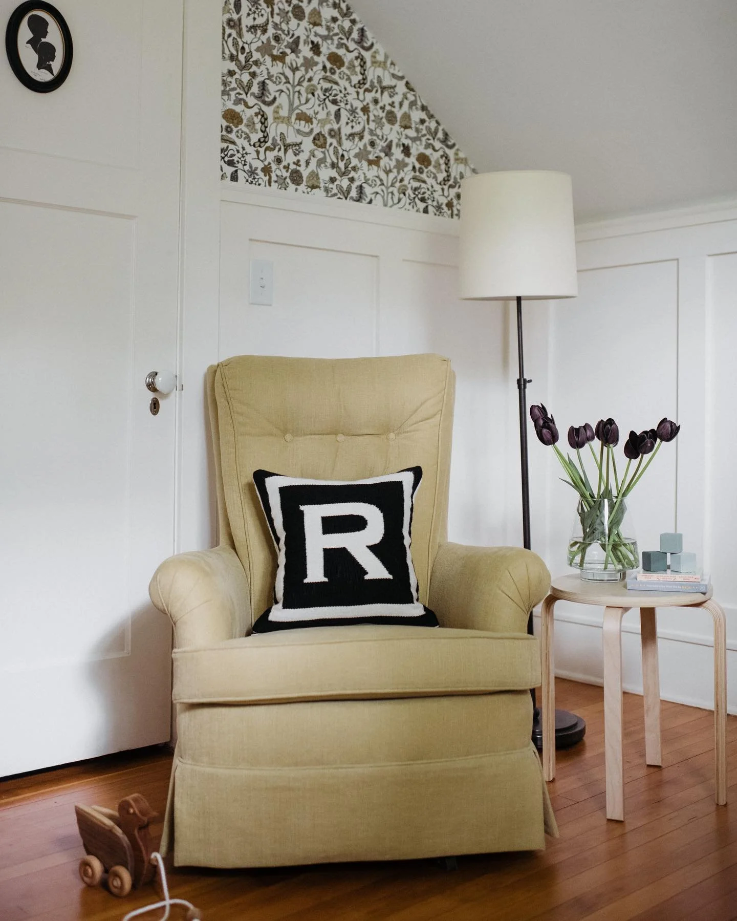...another nook in #ourolivebungalow&rsquo;s sweet little nursery. we re-upholstered a vintage glider in this durable yellow-chartreuse fabric ✨@deluxedesignstudio 📷@amandamariestudio
.
.
.
.
.
#deluxedesignstudio #interiordesign #nursery
