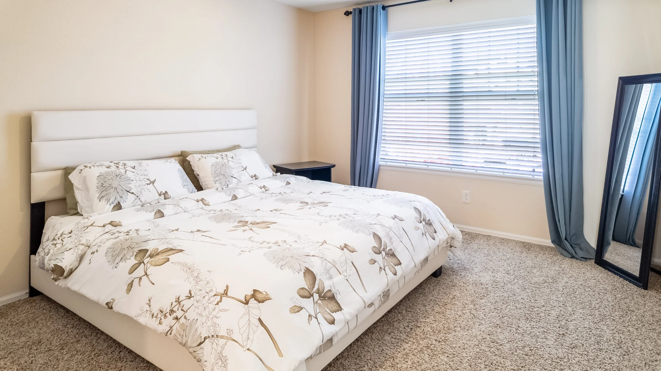 FIRST UPSTAIRS BEDROOM.jpg