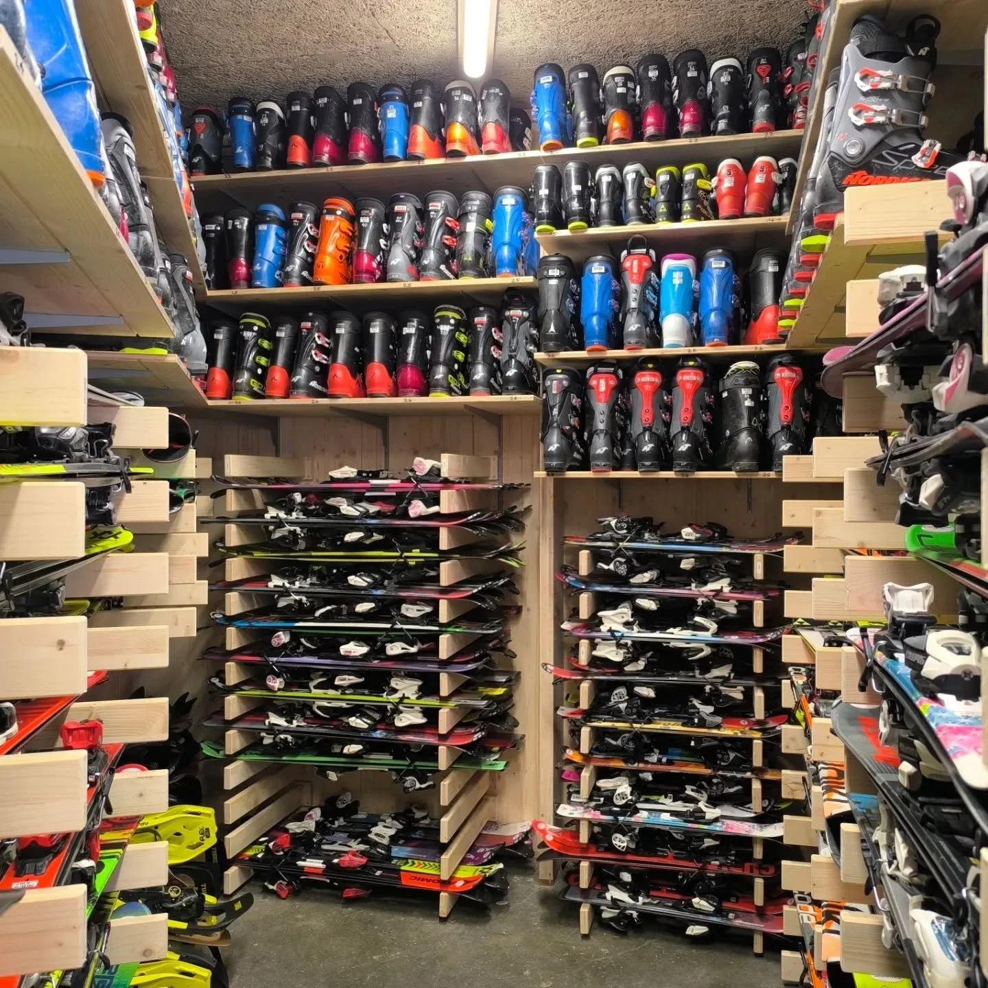 Wir sind bereit! ❄️🎿

P&uuml;nktlich zum K&auml;lteeinbruch sind auch wir wieder f&uuml;r euch da mit unserem Mietservice. Kommt vorbei und holt euch eure Wintersportausr&uuml;stung f&uuml;r die Saison. Ganz einfach und in der aktuell passenden Gr&o