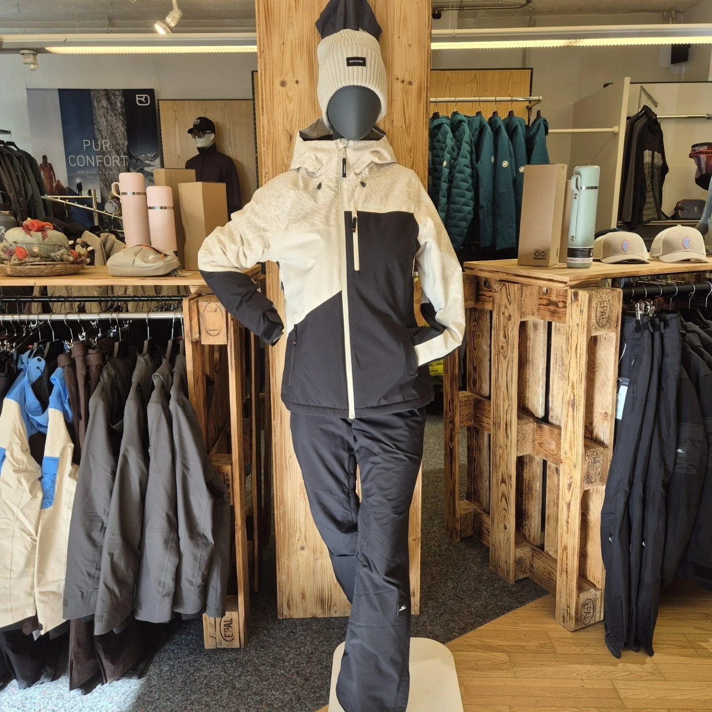 Ready for winter 🏔️

Mit der neuen O&rsquo;Neill Kombi stylisch &amp; warm durch die Saison. ❄️