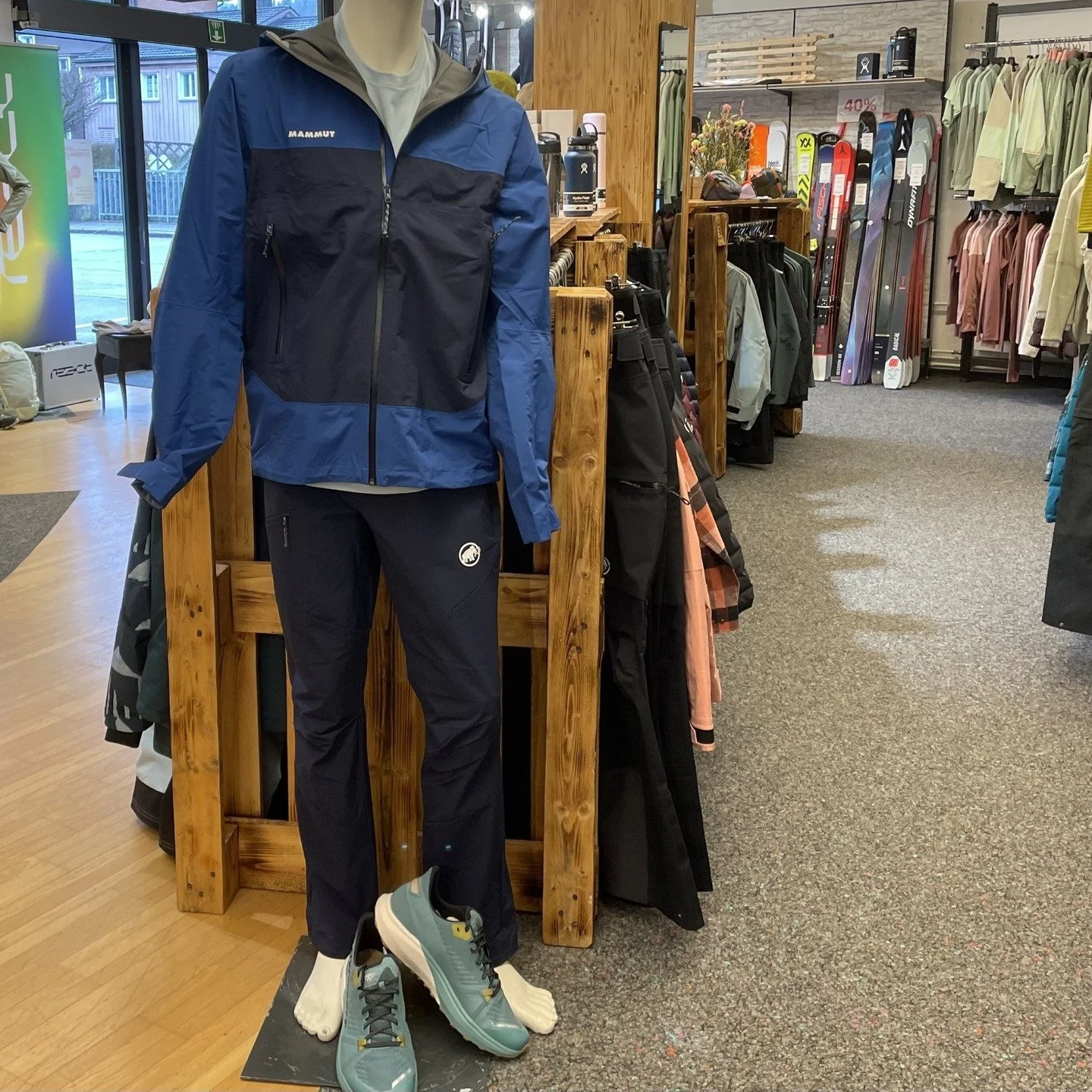 Perfekt f&uuml;r das aktuelle Wetter:
Dieser Look aus der neuen Kollektion von Mammut. 🌤️🏔️