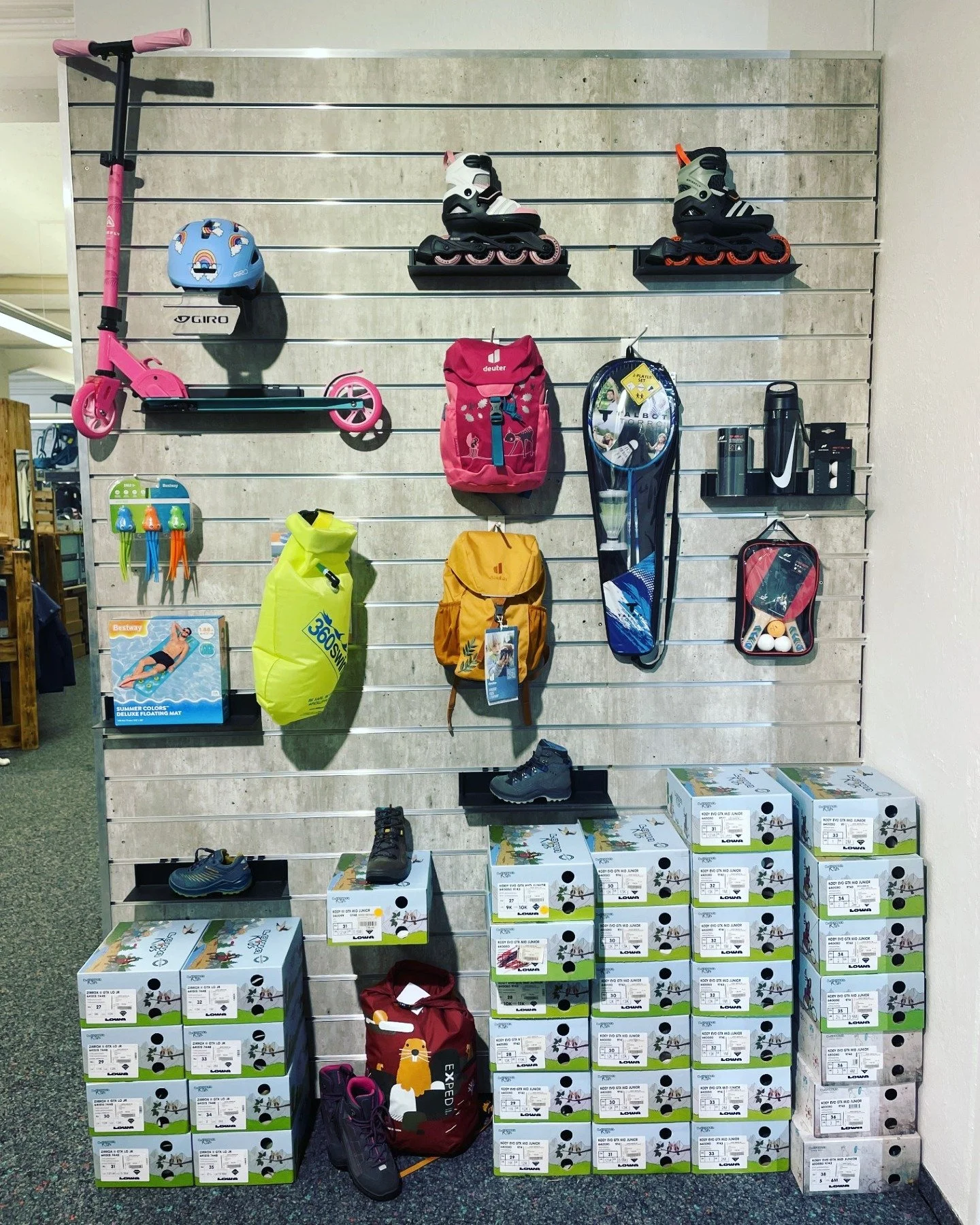 Neu sind bei uns auch die kleinen Sportfans herzlich willkommen.
Kommt vorbei und lasst euch im Intersport Wattwil von unserer Auswahl f&uuml;r die kleinen Sportbegeisterten begeistern!🧒🛝