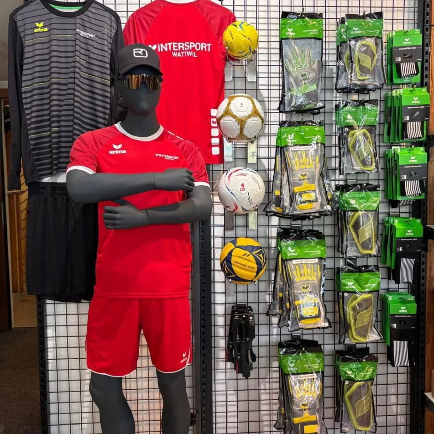 Bei uns im Intersport Wattwil k&ouml;nnt ihr zwei verschiedene Gr&uuml;mpeli-Trikots ausleihen und ausserdem ganz viel weiters Fussballzubeh&ouml;r kaufen. ⚽️🏟️